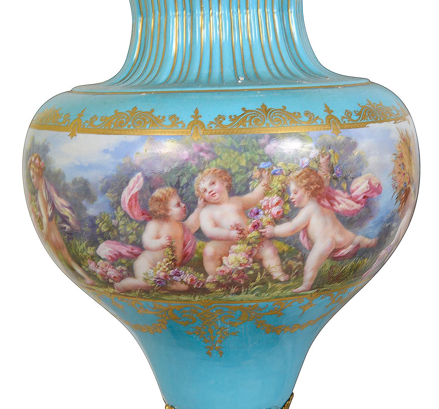 Coppia di vasi con coperchio in stile classico di Sèvres, circa 1880. in vendita 2