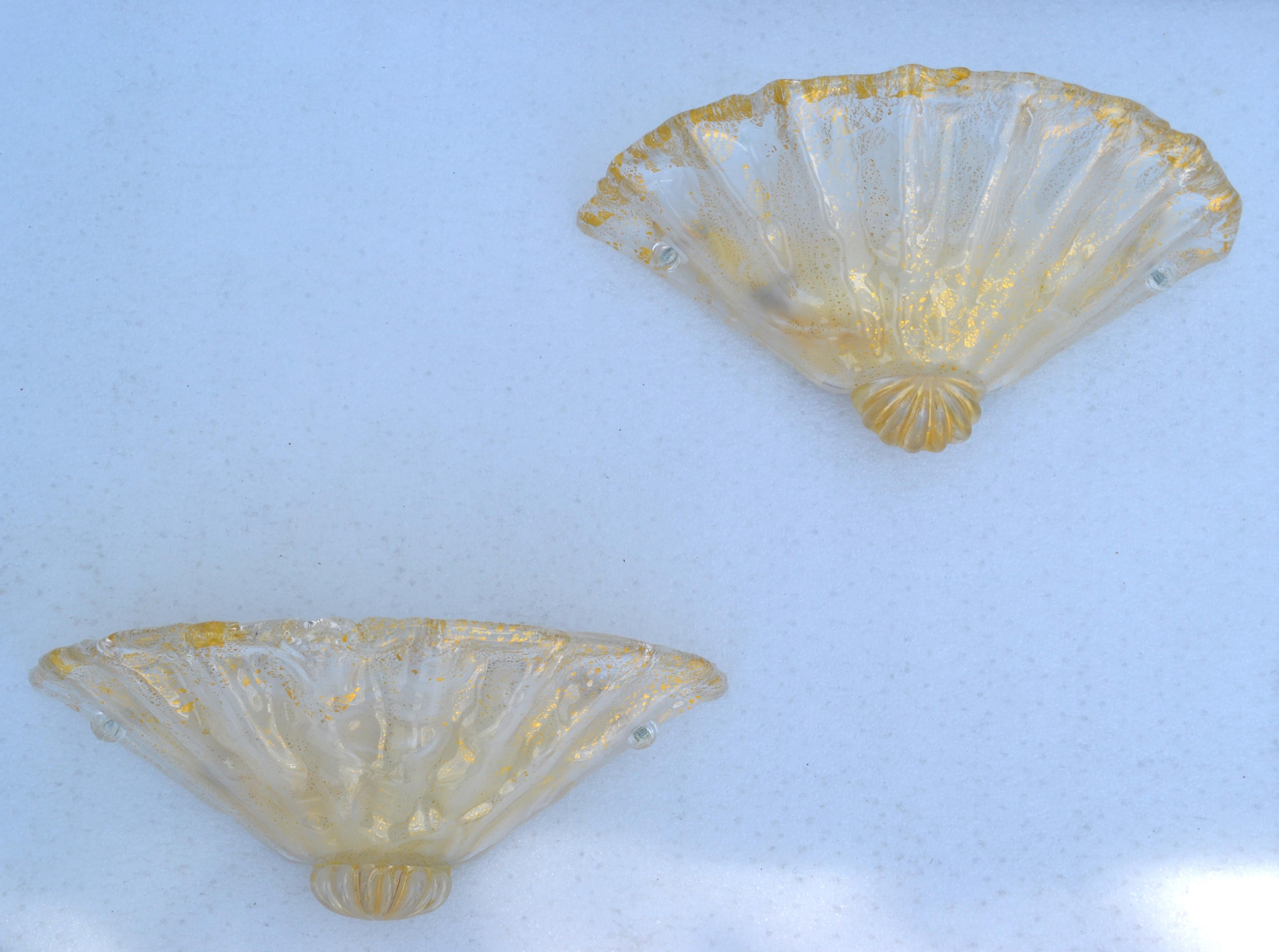 Pair, Clear & Gold Flecks Infused Murano Glass & Brass Sconces Wall Lamps Italy In Good Condition For Sale In Miami, FL