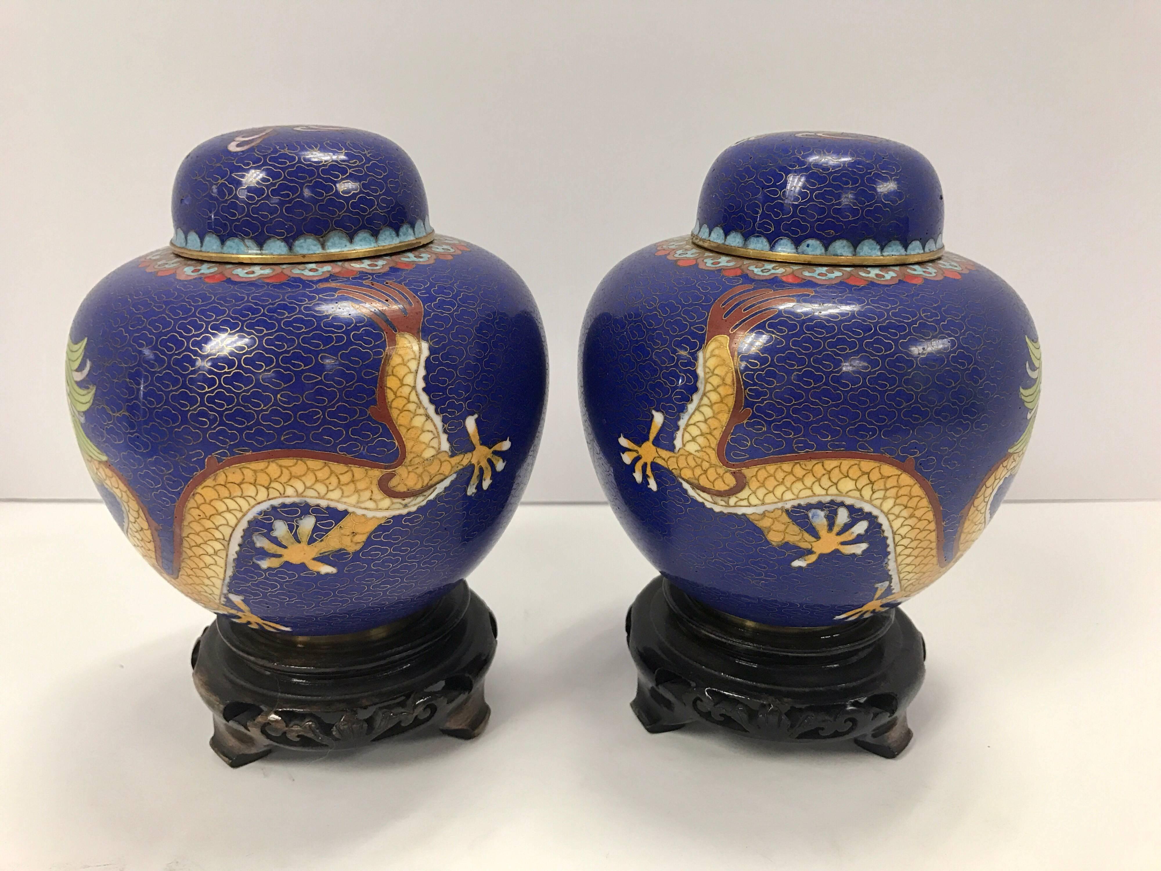 Chinois Paire de jarres à gingembre en forme de dragon cloisonné sur pieds en bois sculpté