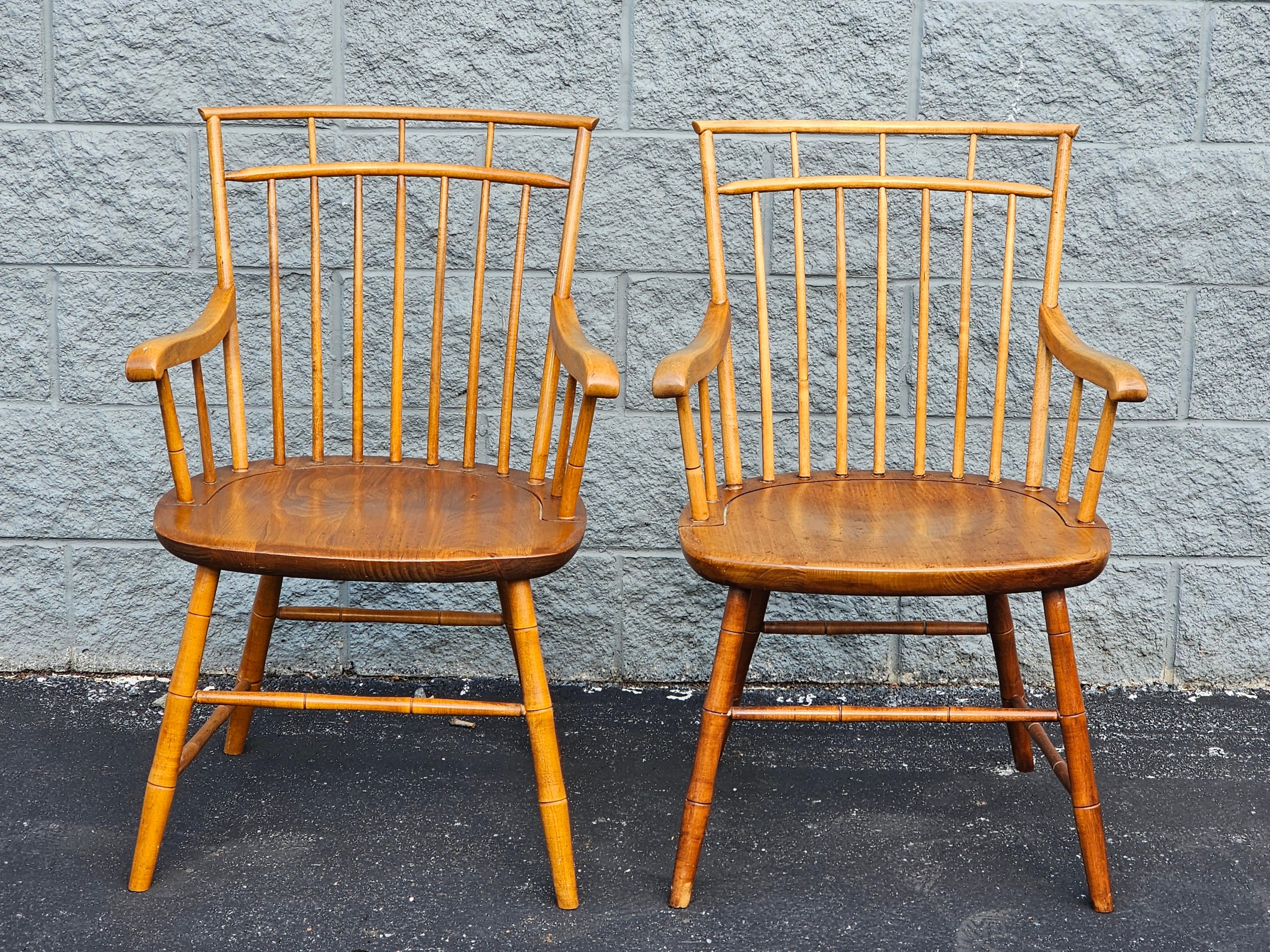 Mid-Century moderno Coppia di poltrone Colonials by Hagerty del medio secolo in acero Windsor in vendita