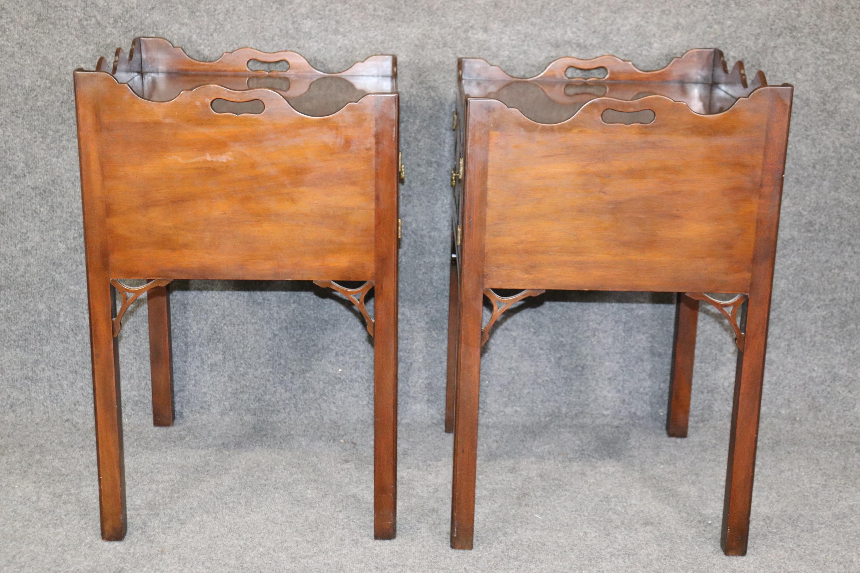 Pair Colonial Williamsburg Kittinger Chippendale Style Nightstands circa 1960 In Good Condition In Swedesboro, NJ