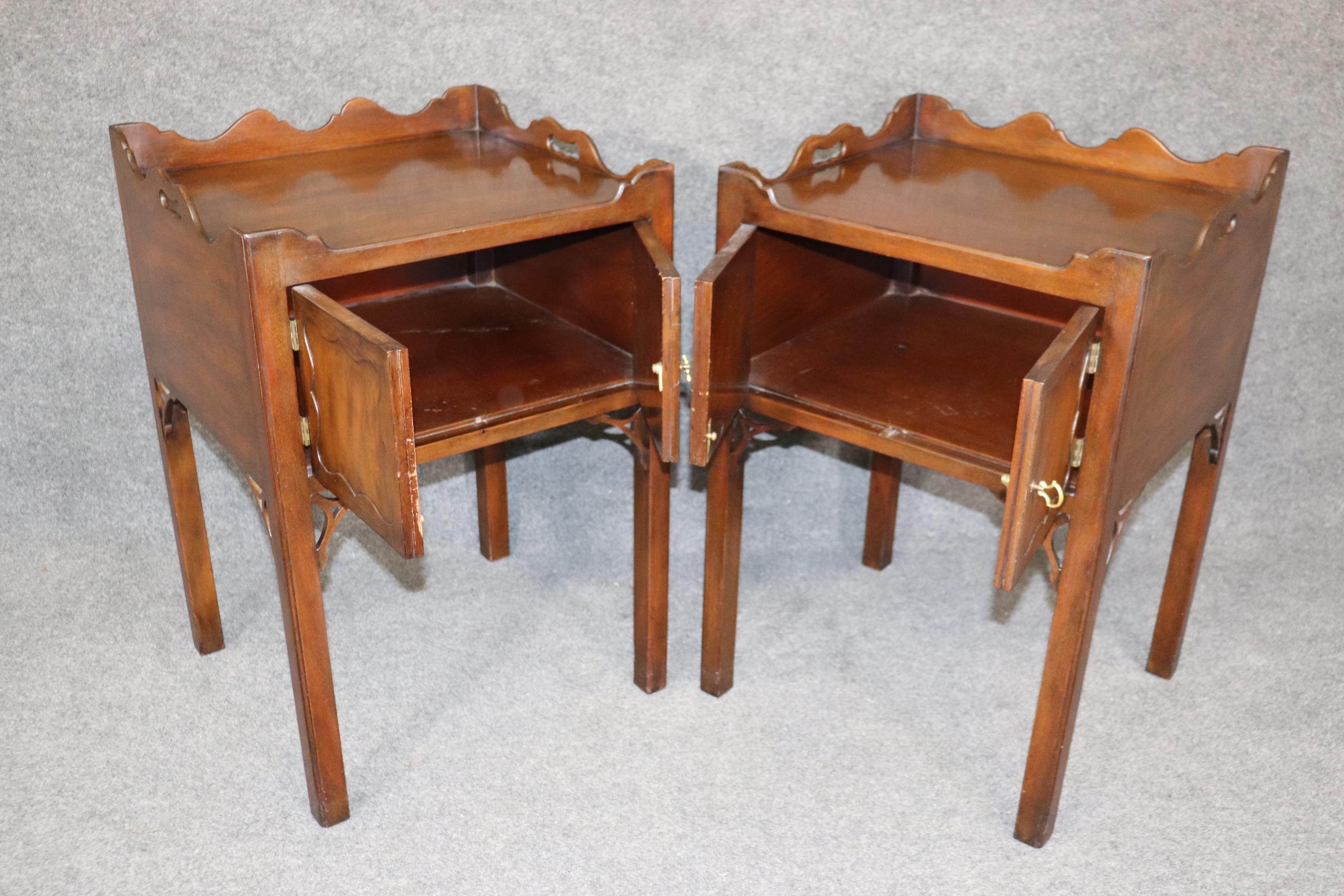 Mid-20th Century Pair Colonial Williamsburg Kittinger Chippendale Style Nightstands circa 1960