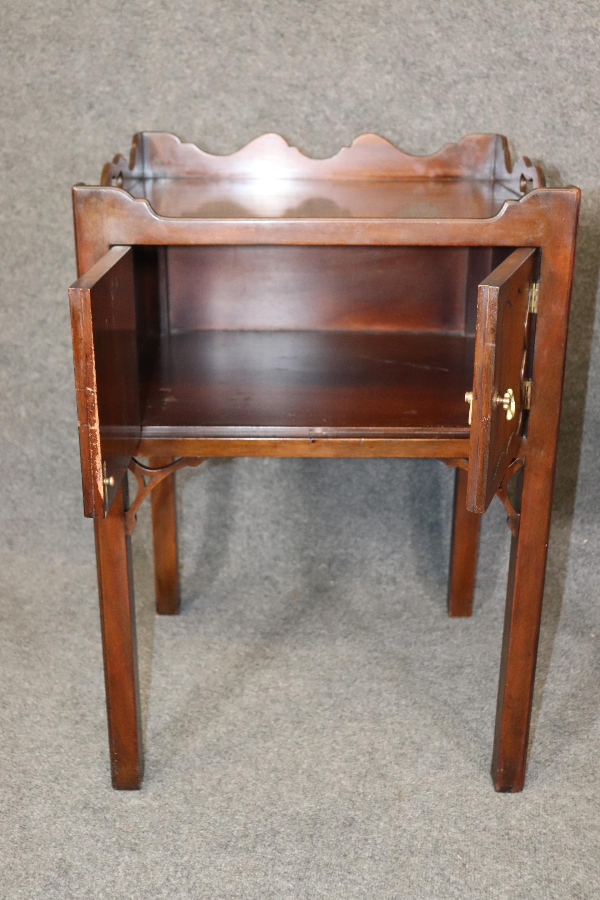 Mahogany Pair Colonial Williamsburg Kittinger Chippendale Style Nightstands circa 1960