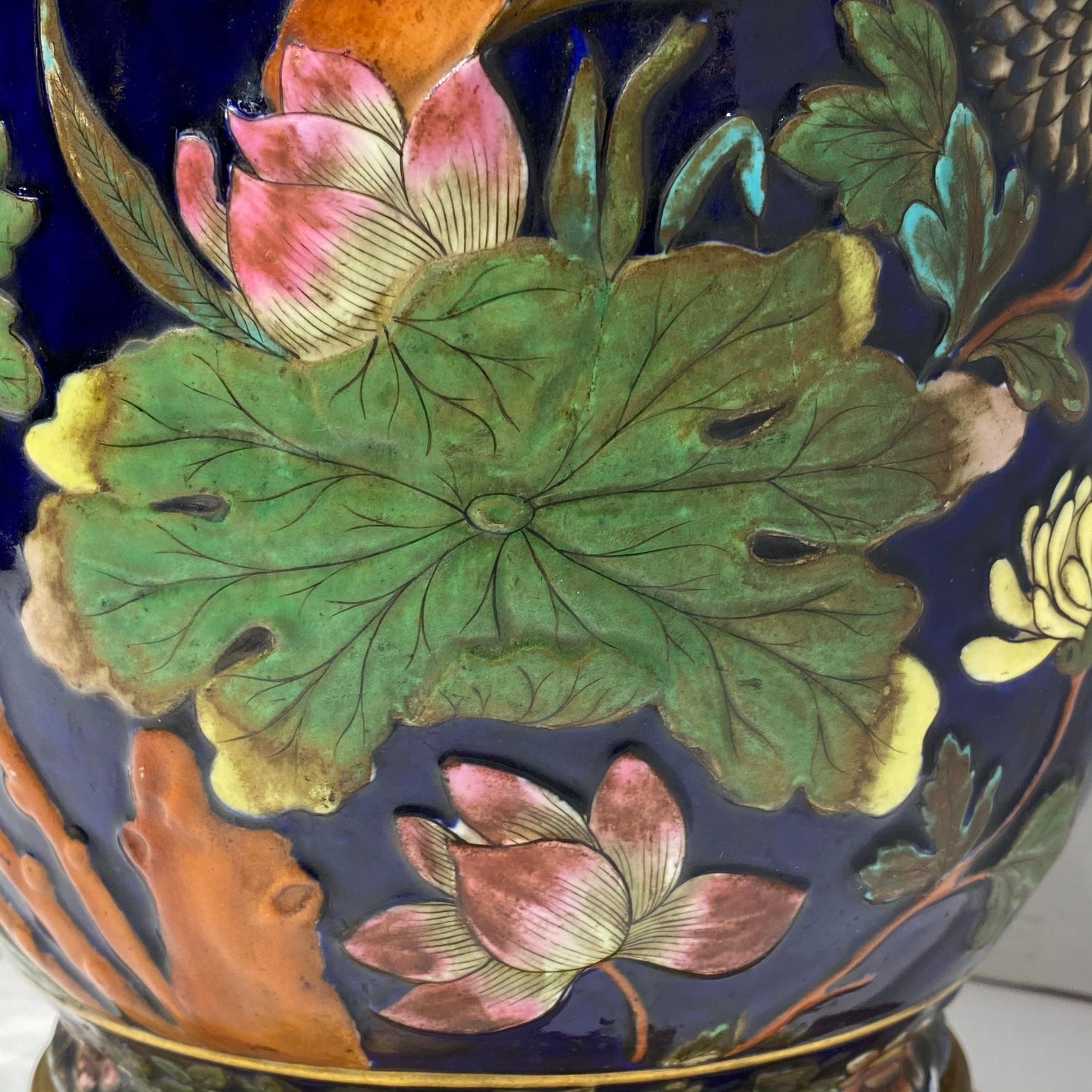 Paire de lampes de bureau colorées en porcelaine émaillée avec motifs d'oiseaux et de fleurs en vente 5