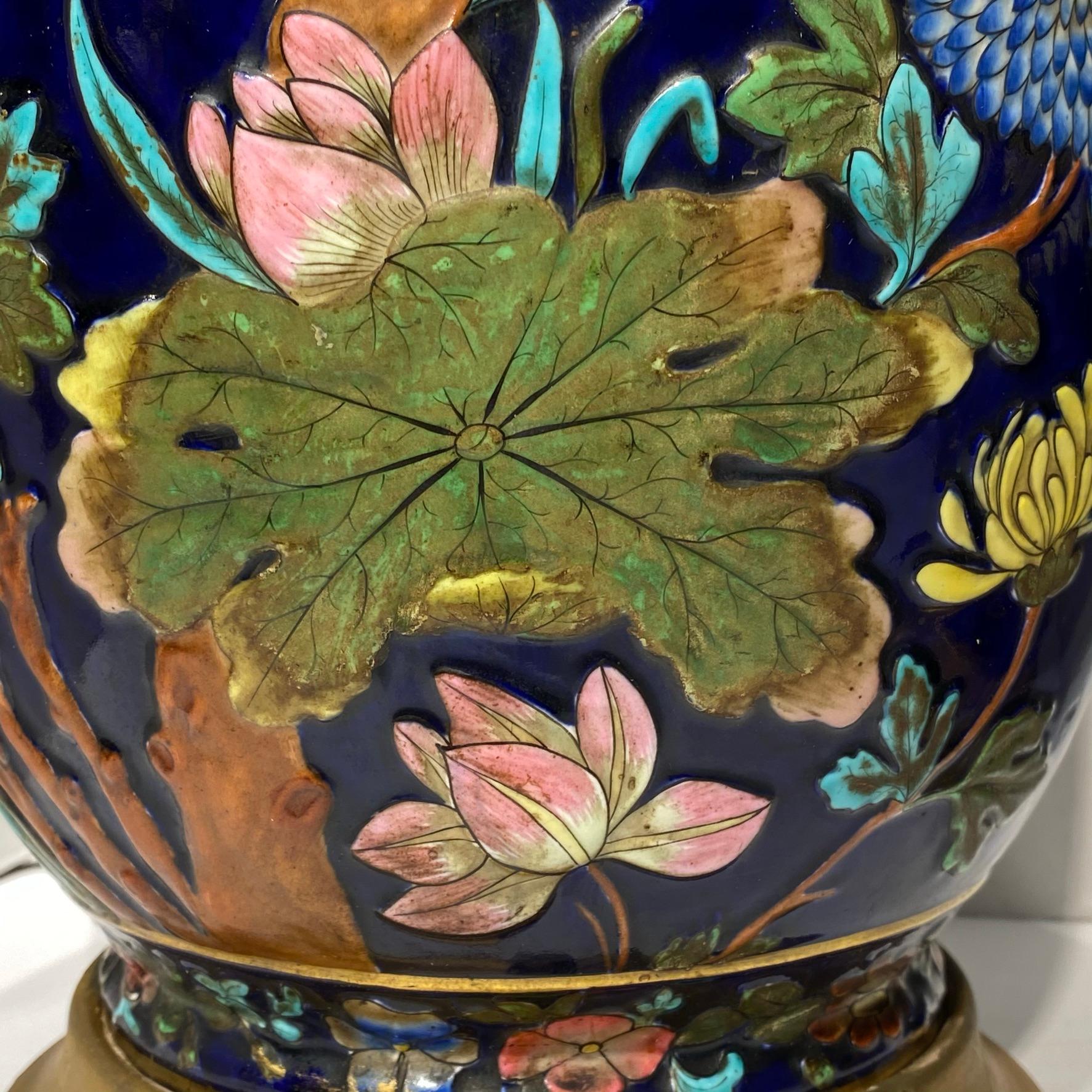 Paire de lampes de bureau colorées en porcelaine émaillée avec motifs d'oiseaux et de fleurs en vente 8