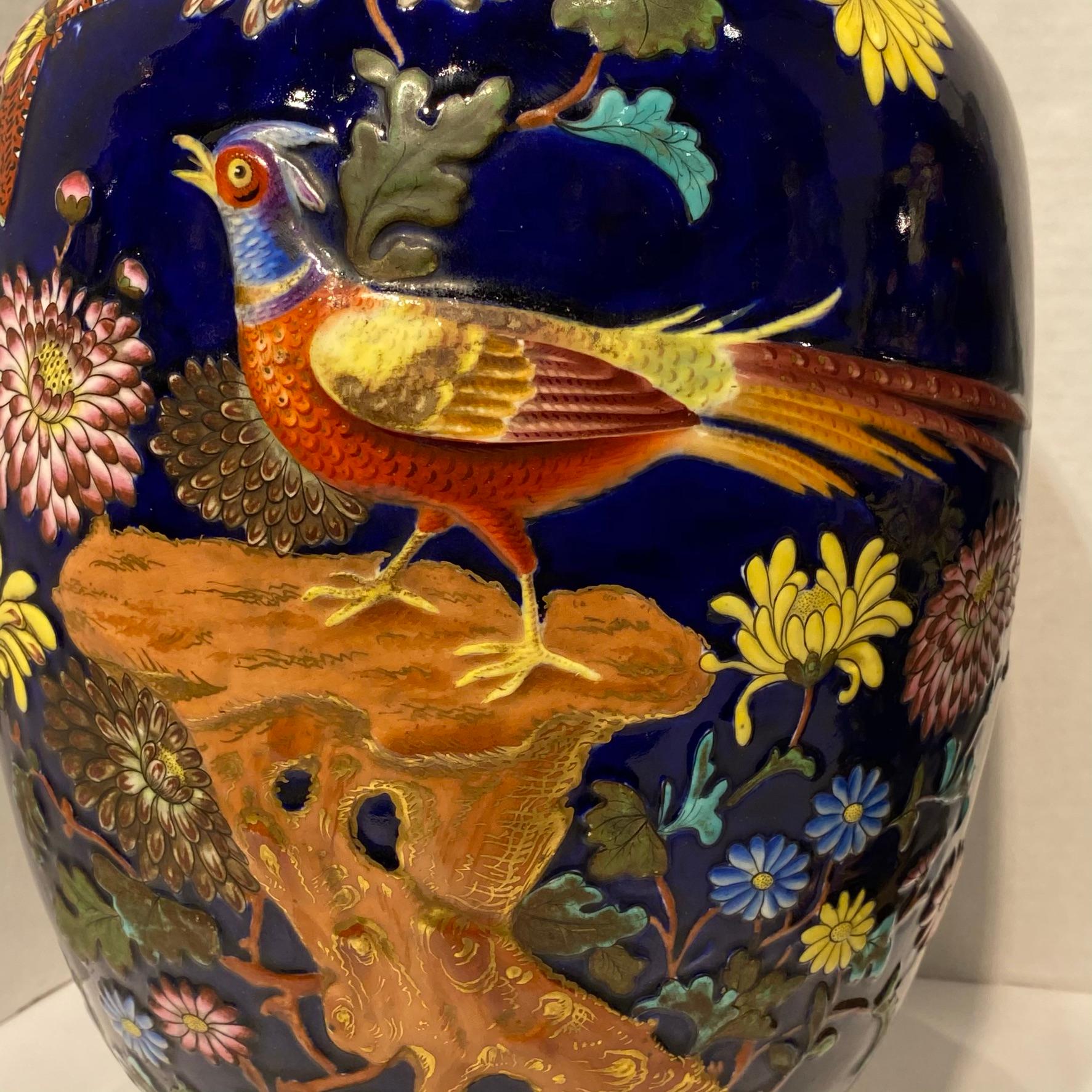 Paire de lampes de bureau colorées en porcelaine émaillée avec motifs d'oiseaux et de fleurs en vente 9