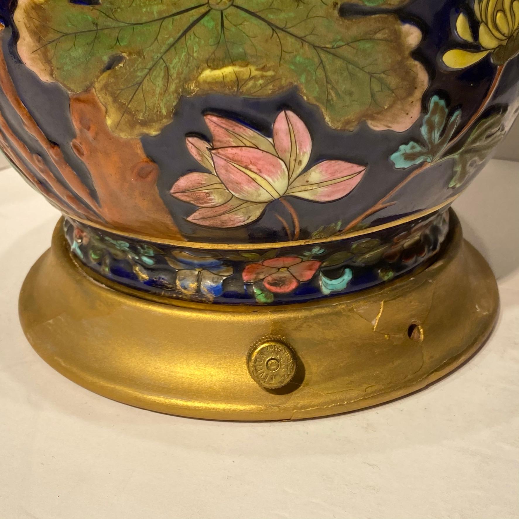 Paire de lampes de bureau colorées en porcelaine émaillée avec motifs d'oiseaux et de fleurs en vente 12