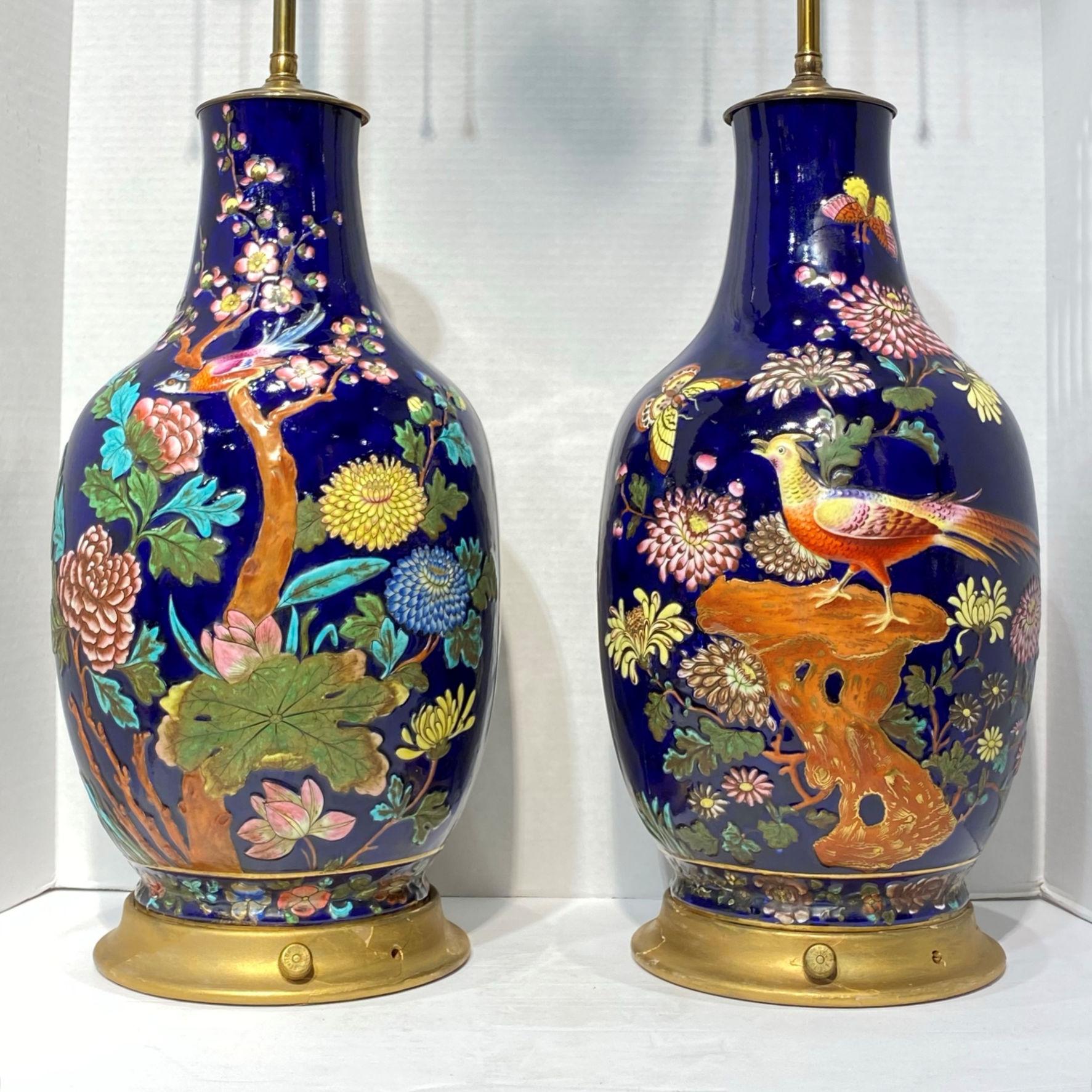 Français Paire de lampes de bureau colorées en porcelaine émaillée avec motifs d'oiseaux et de fleurs en vente