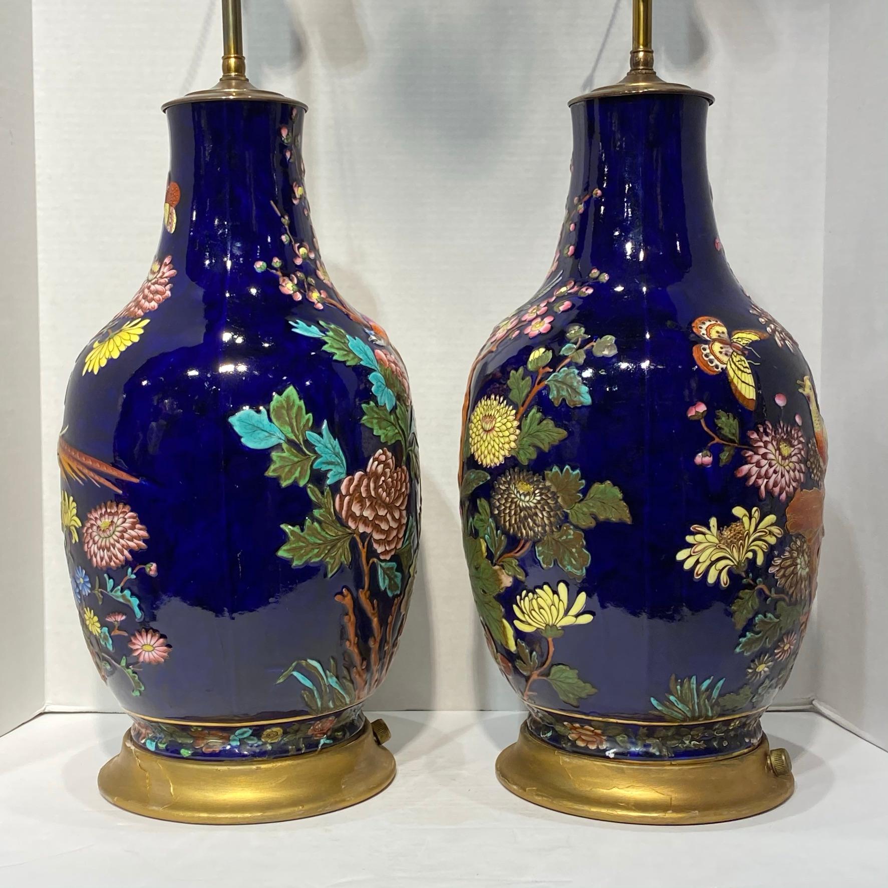 XIXe siècle Paire de lampes de bureau colorées en porcelaine émaillée avec motifs d'oiseaux et de fleurs en vente