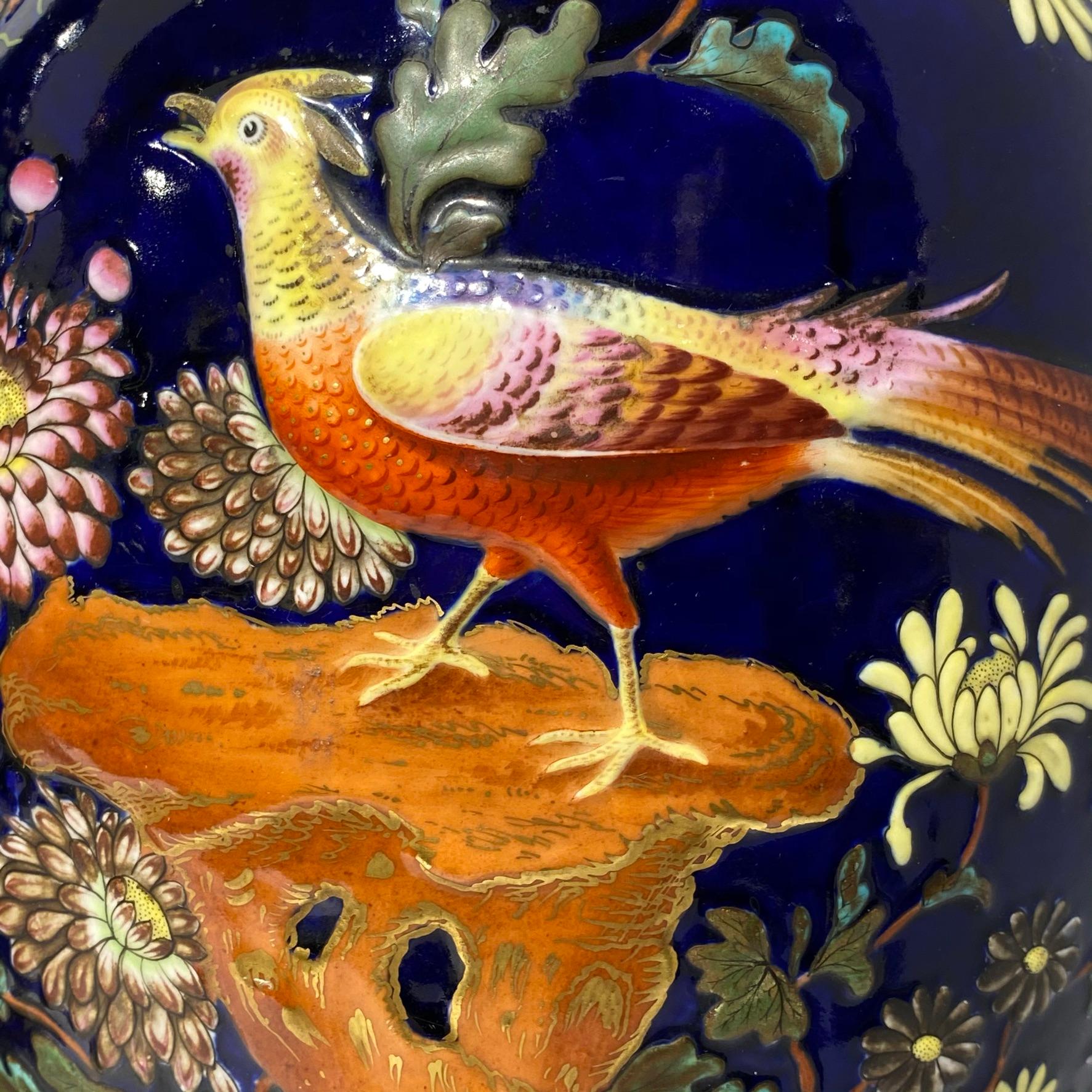 Porcelaine Paire de lampes de bureau colorées en porcelaine émaillée avec motifs d'oiseaux et de fleurs en vente