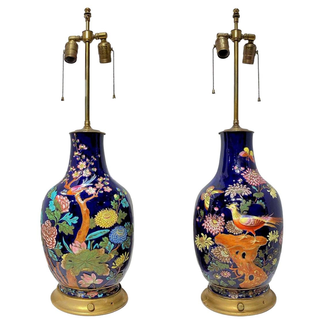 Paire de lampes de bureau colorées en porcelaine émaillée avec motifs d'oiseaux et de fleurs
