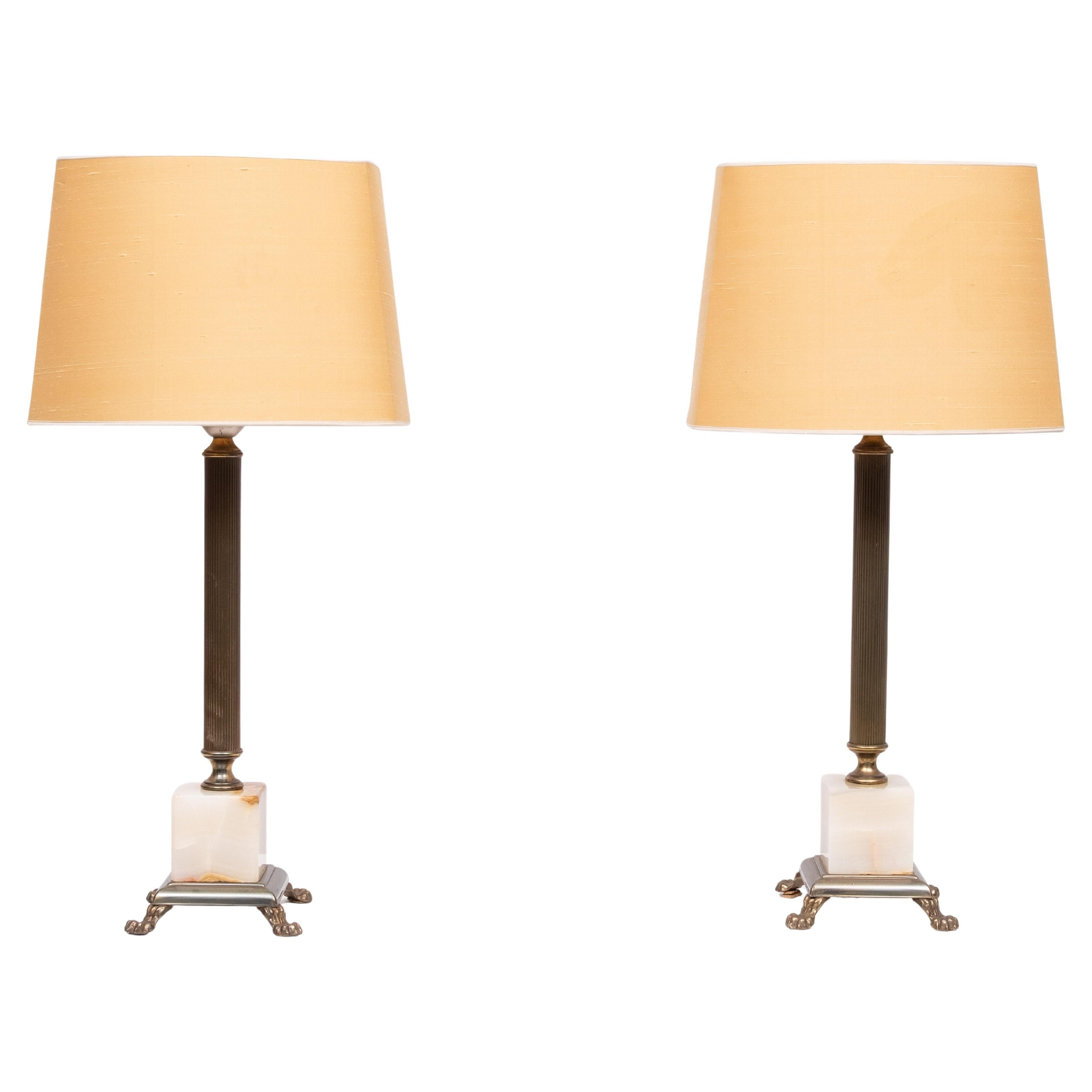 Très belle lampe de table Colum classique. livrée avec un marbre carré. 
pièce au milieu . Colum et pieds en laiton . Belle couleur or 
Abat-jour en lin inclus. 
