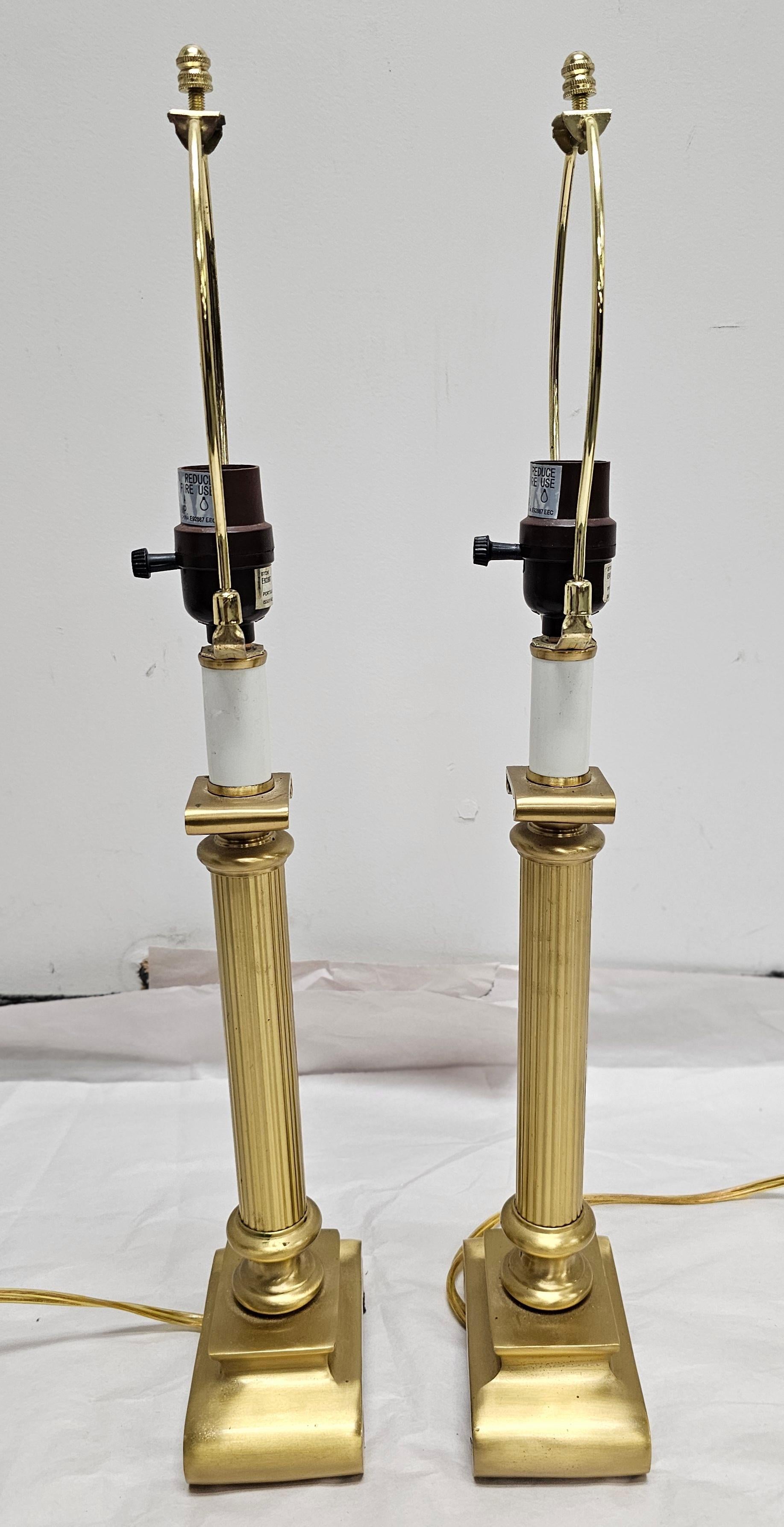 Pareja de lámparas de mesa candelabro de latón estilo Art Déco con forma de columna en venta 2
