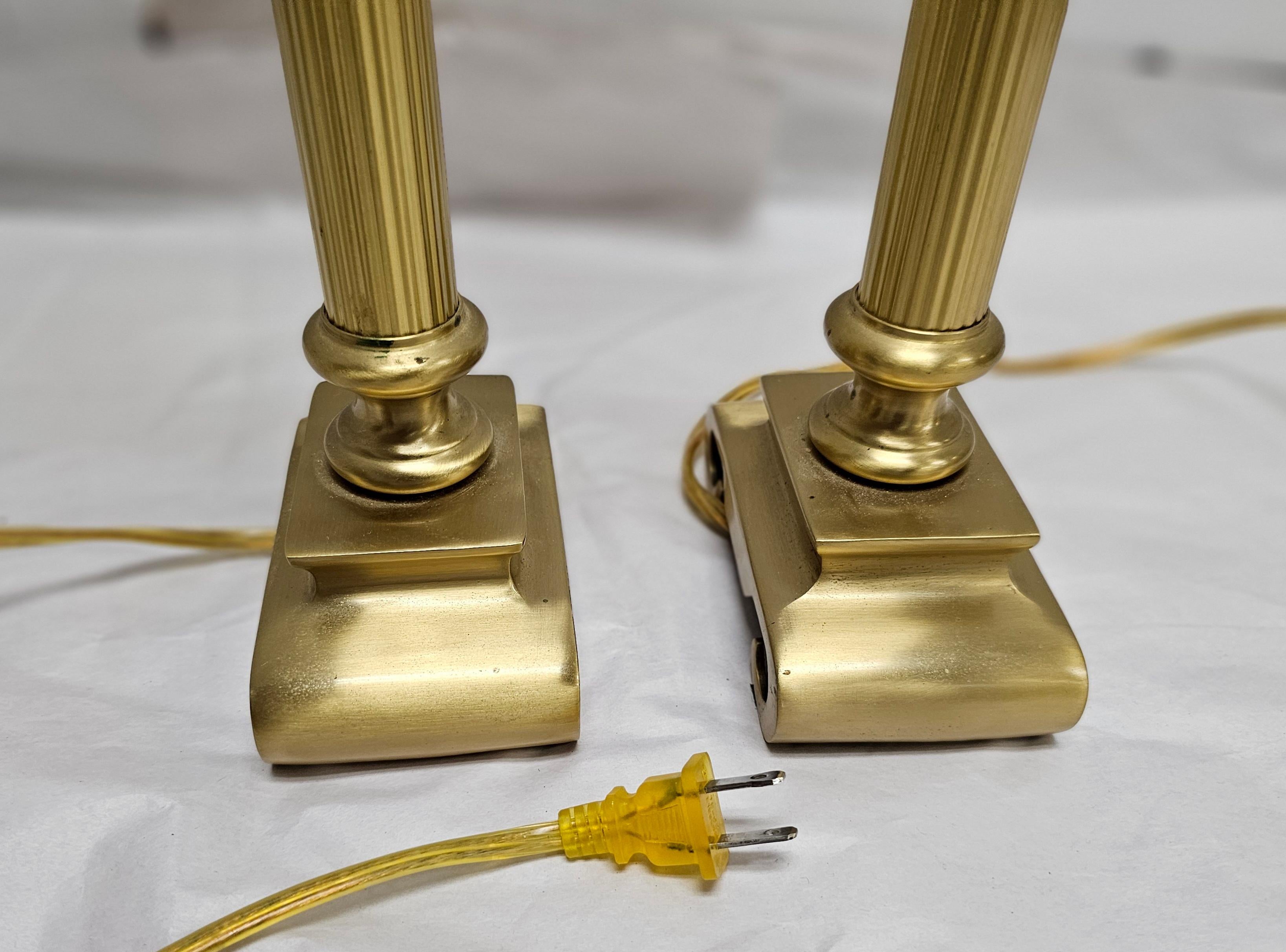 Pareja de lámparas de mesa candelabro de latón estilo Art Déco con forma de columna en venta 3
