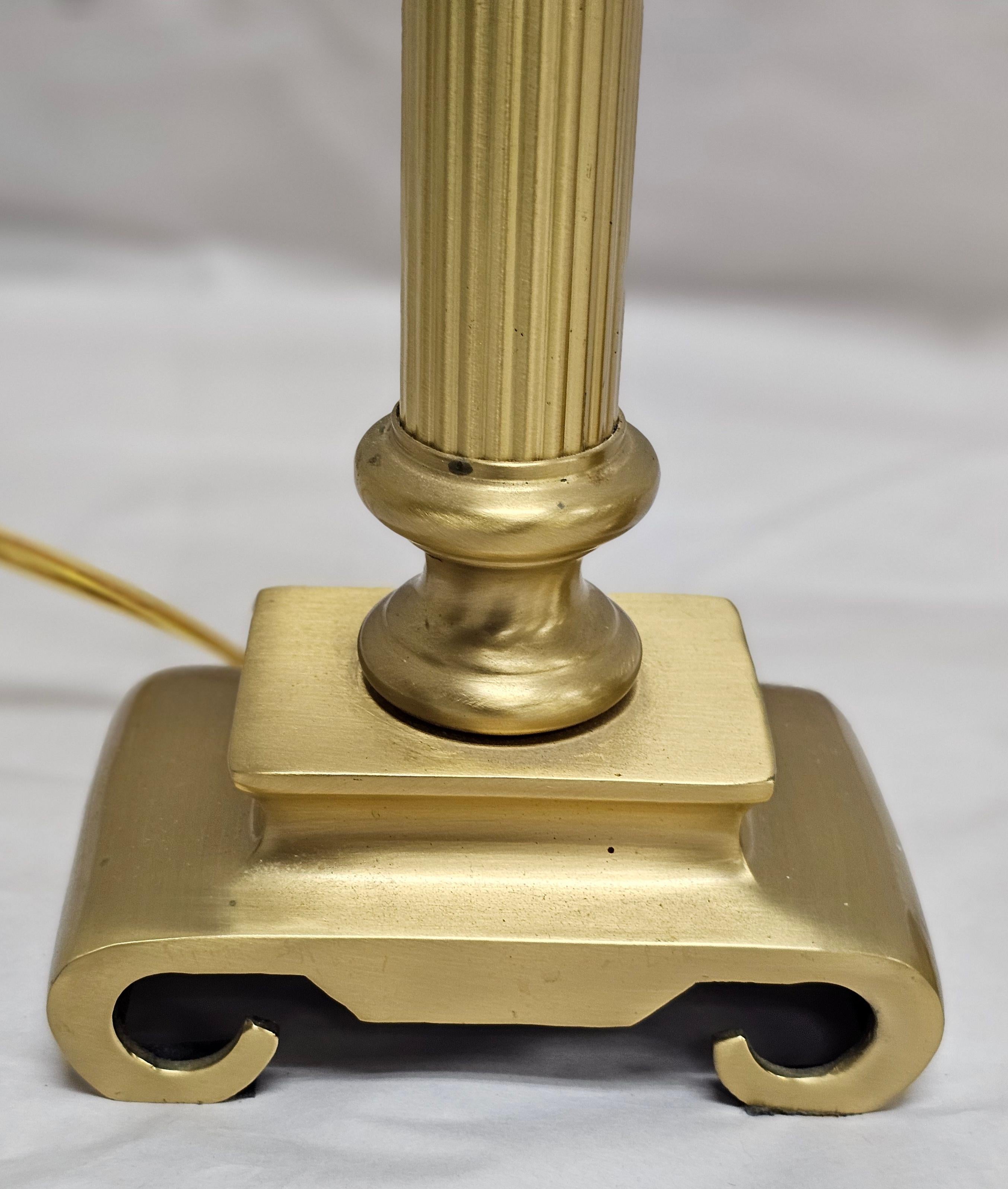 Pareja de lámparas de mesa candelabro de latón estilo Art Déco con forma de columna Patinado en venta