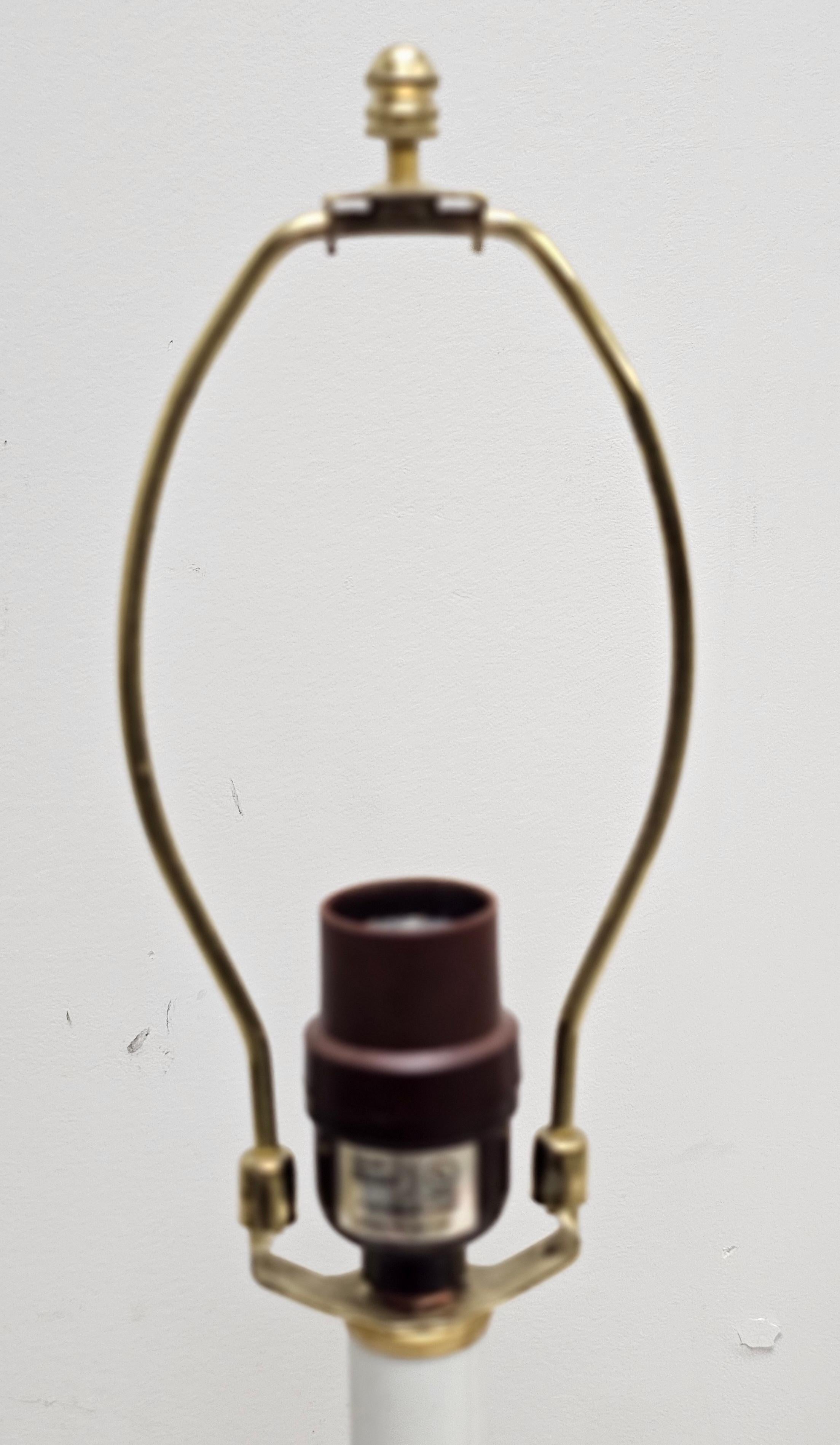 Pareja de lámparas de mesa candelabro de latón estilo Art Déco con forma de columna en Bueno estado para la venta en Germantown, MD