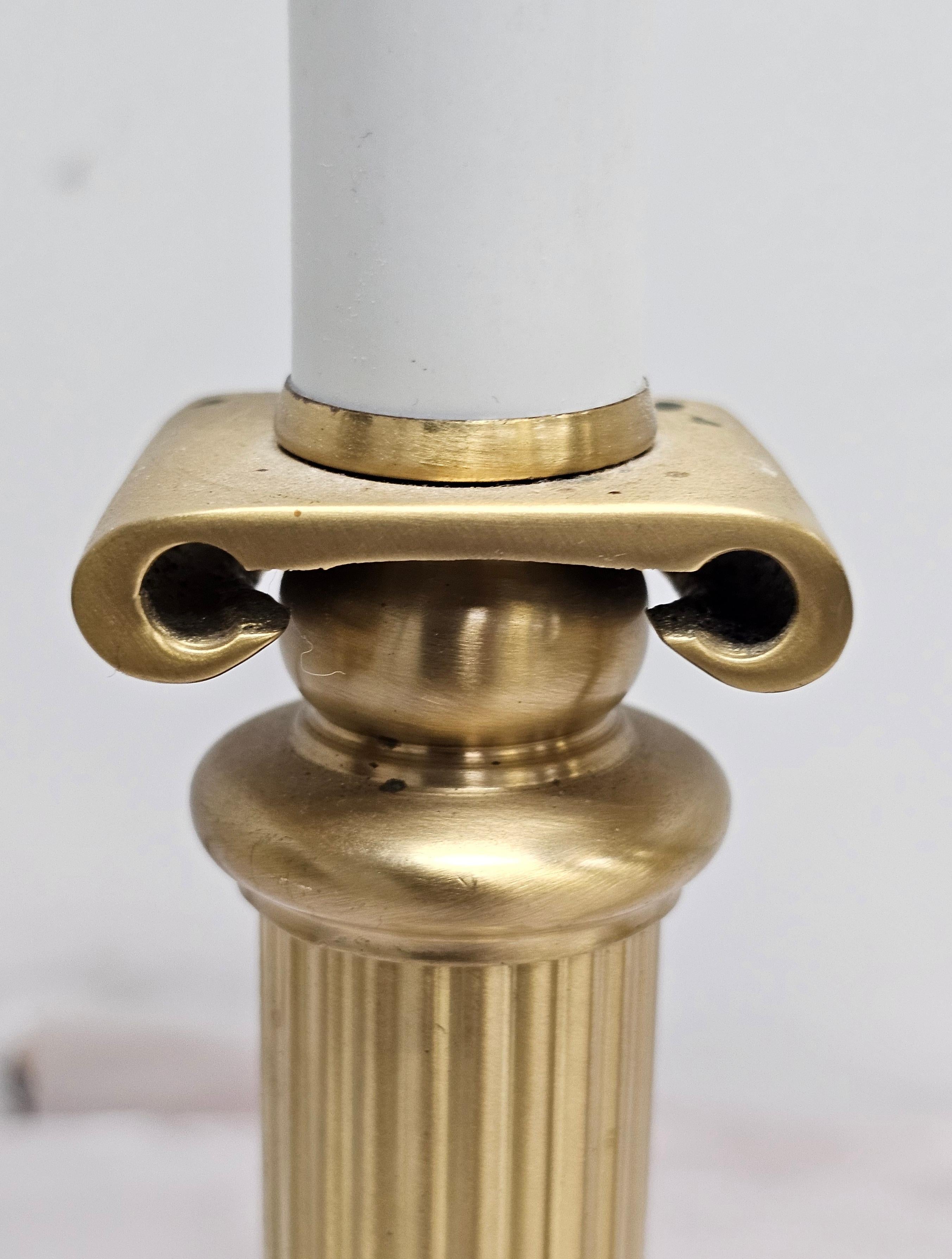 Pareja de lámparas de mesa candelabro de latón estilo Art Déco con forma de columna siglo XX en venta