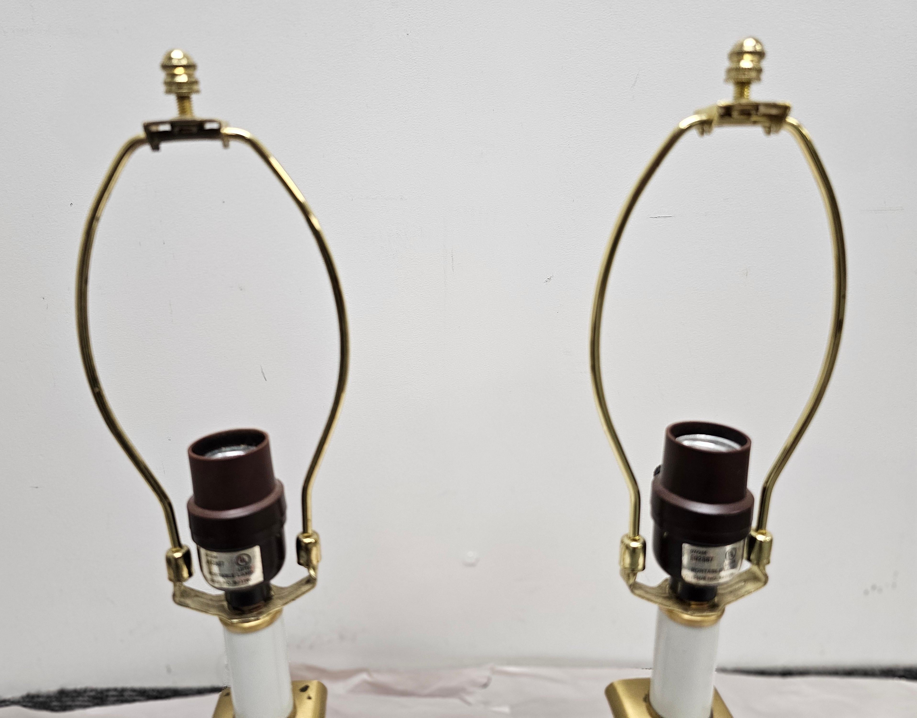 Pareja de lámparas de mesa candelabro de latón estilo Art Déco con forma de columna Metal en venta