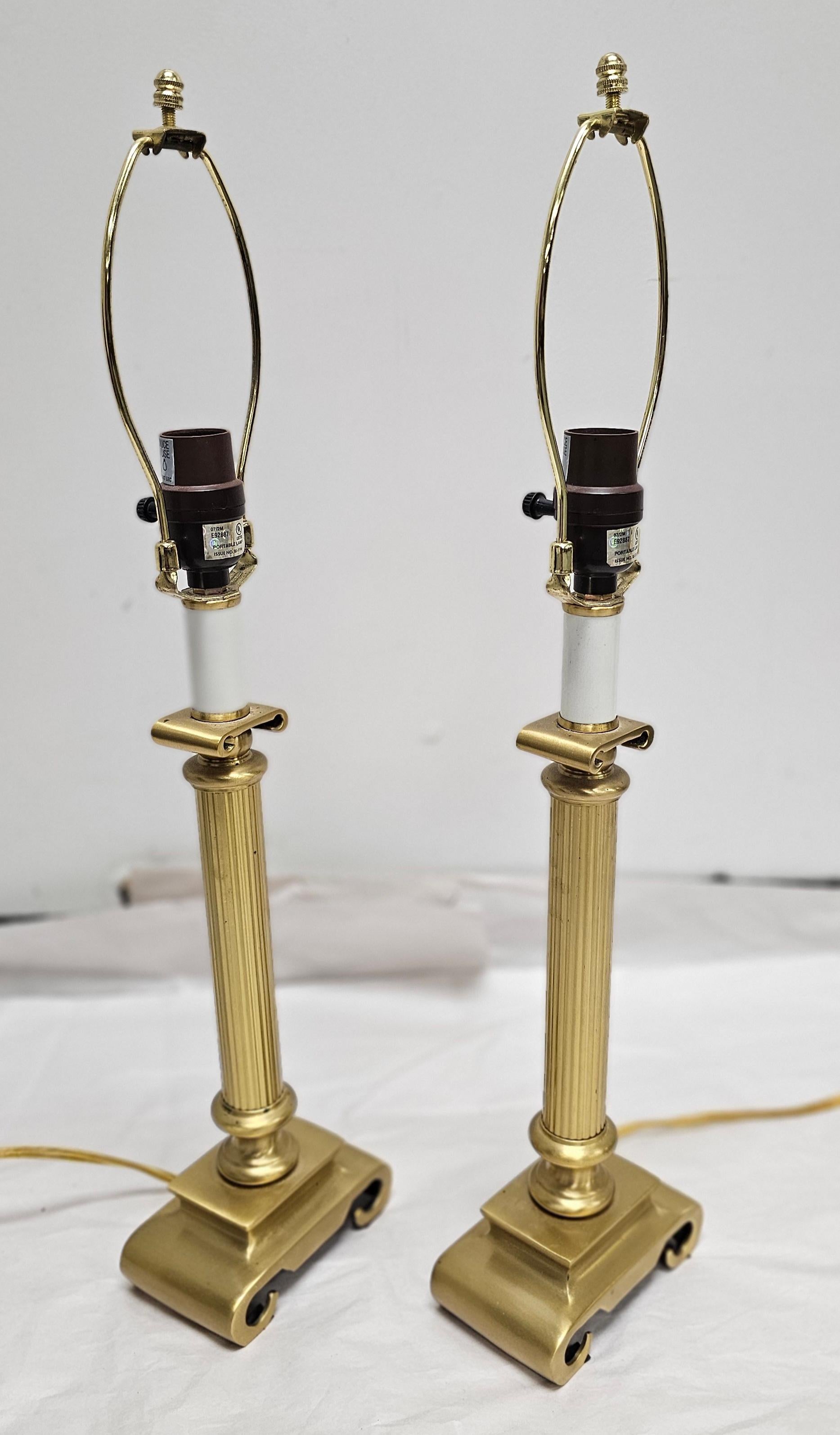 Pareja de lámparas de mesa candelabro de latón estilo Art Déco con forma de columna en venta 1