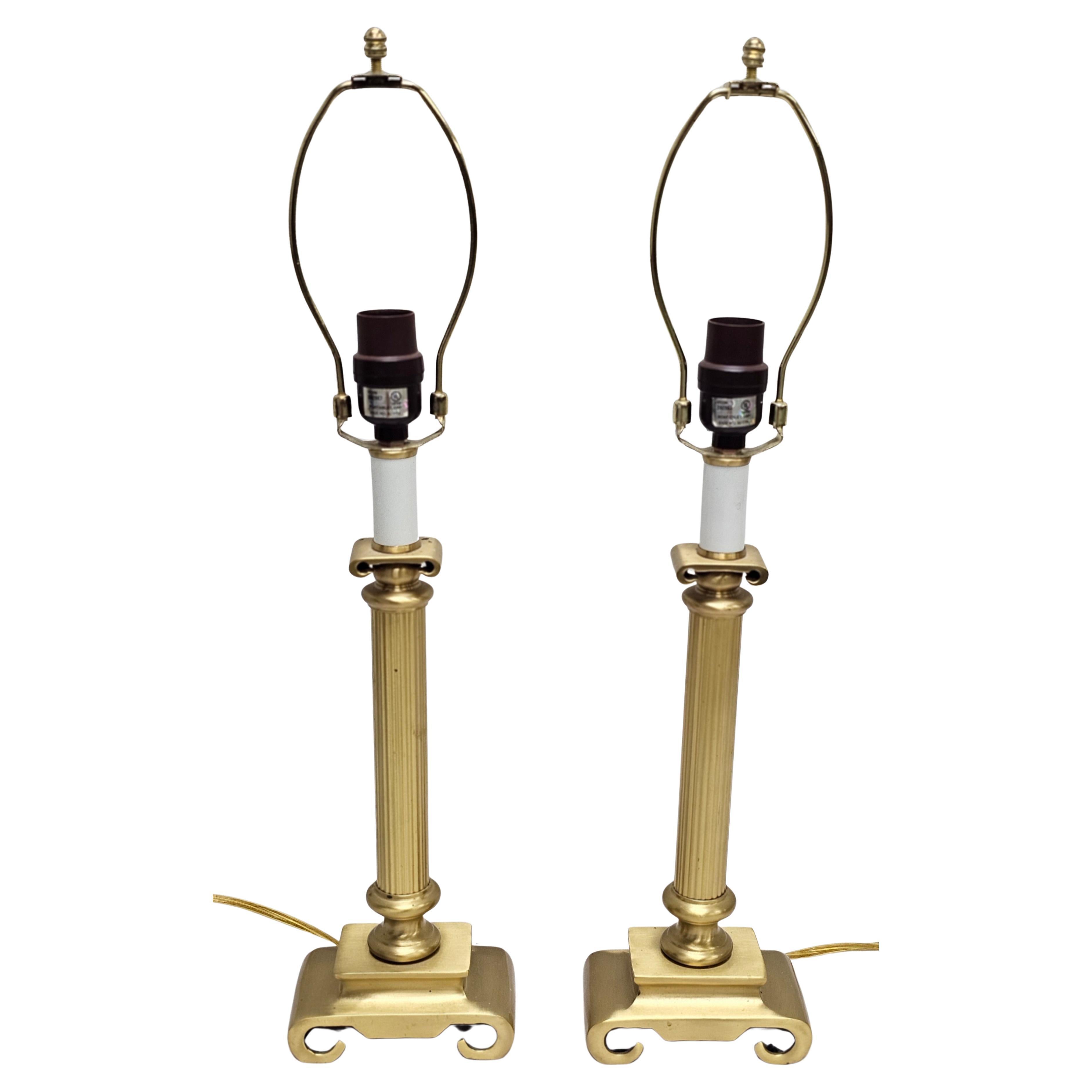 Pareja de lámparas de mesa candelabro de latón estilo Art Déco con forma de columna