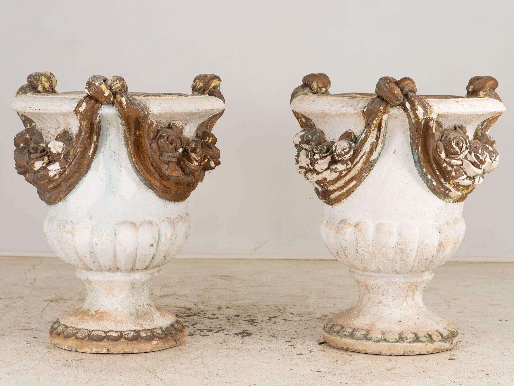 Pareja de Urnas Compuestas de Terracota Rococó Italianas, Mediados del S. XX en venta 4