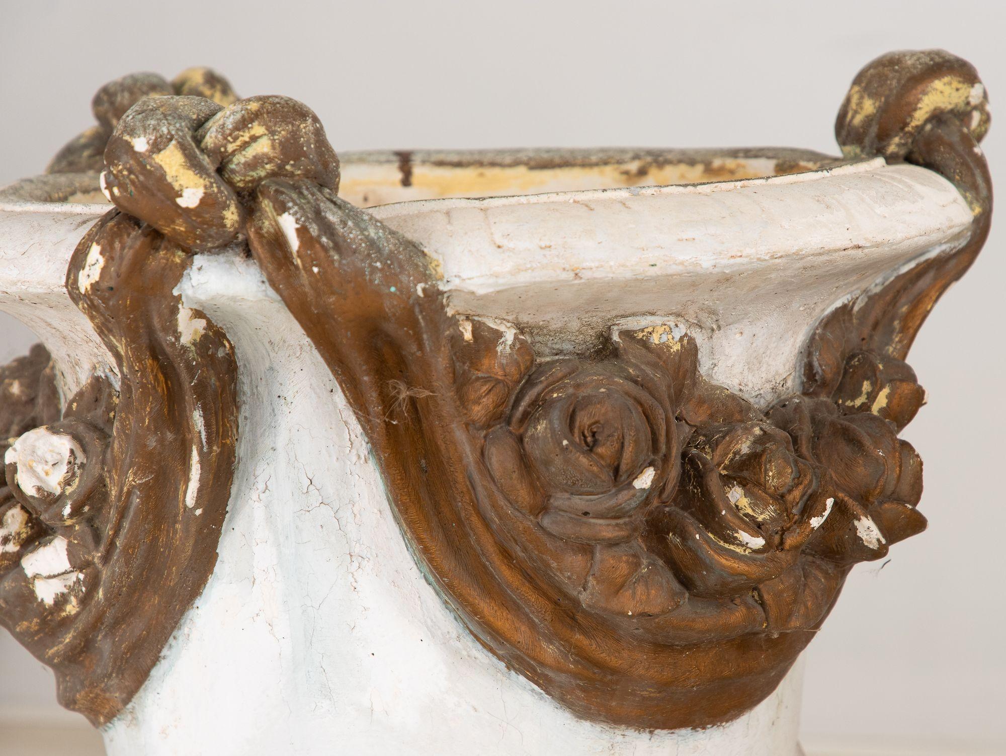 Pareja de Urnas Compuestas de Terracota Rococó Italianas, Mediados del S. XX en venta 5