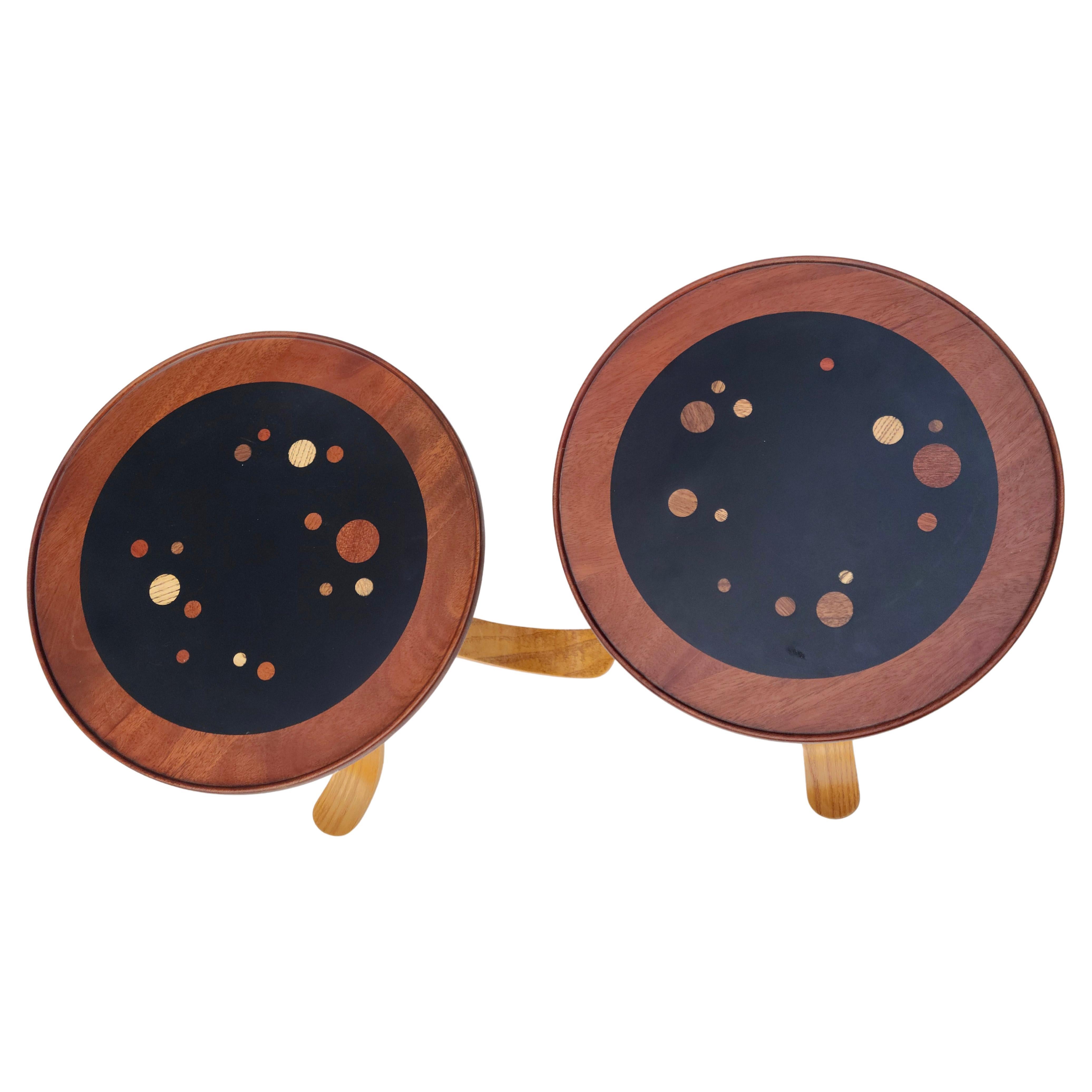 Paire de tables tripodes Constellation en noyer et frêne dans le style d'Edward Wormley en vente 5