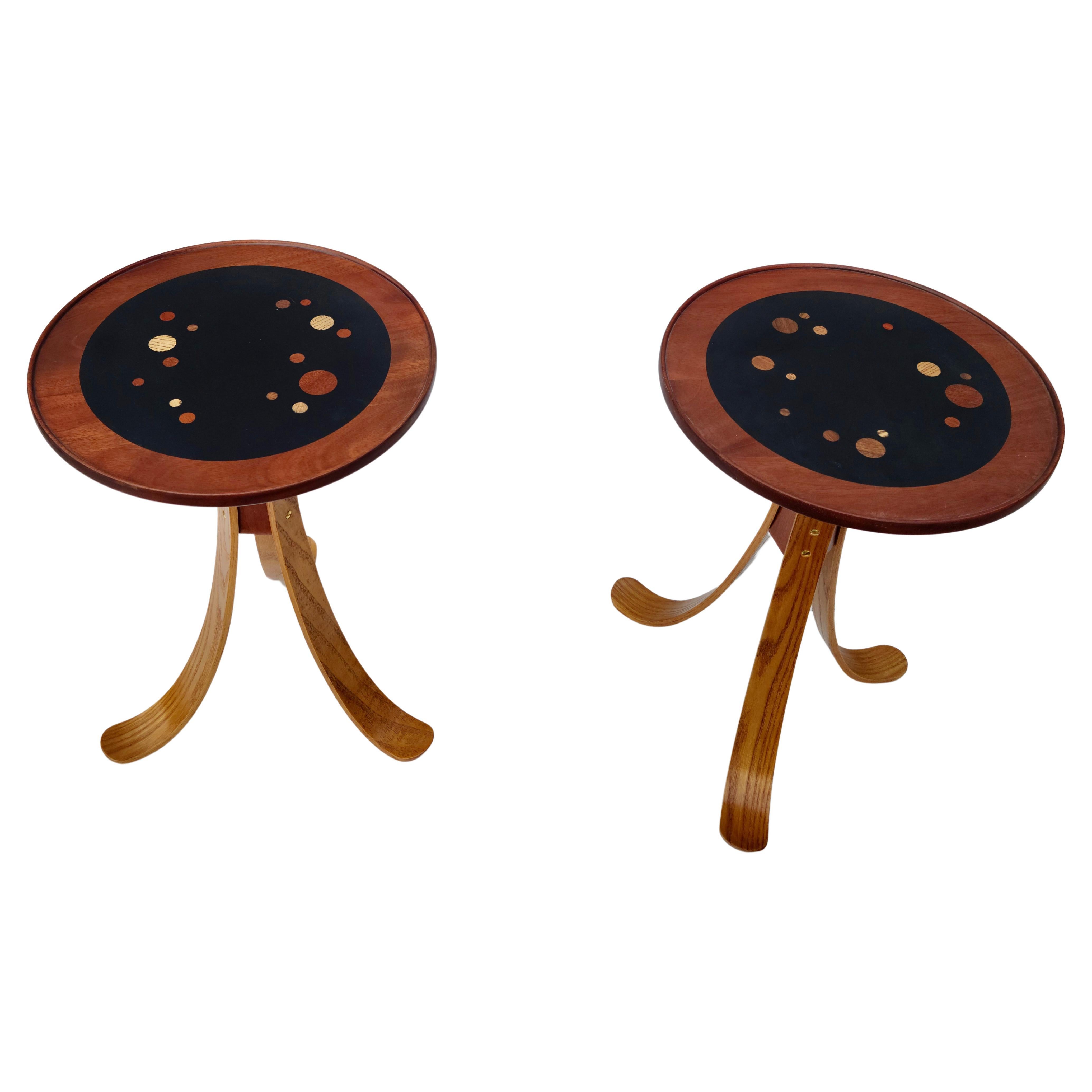 Paire de tables tripodes Constellation en noyer et frêne dans le style d'Edward Wormley en vente 6