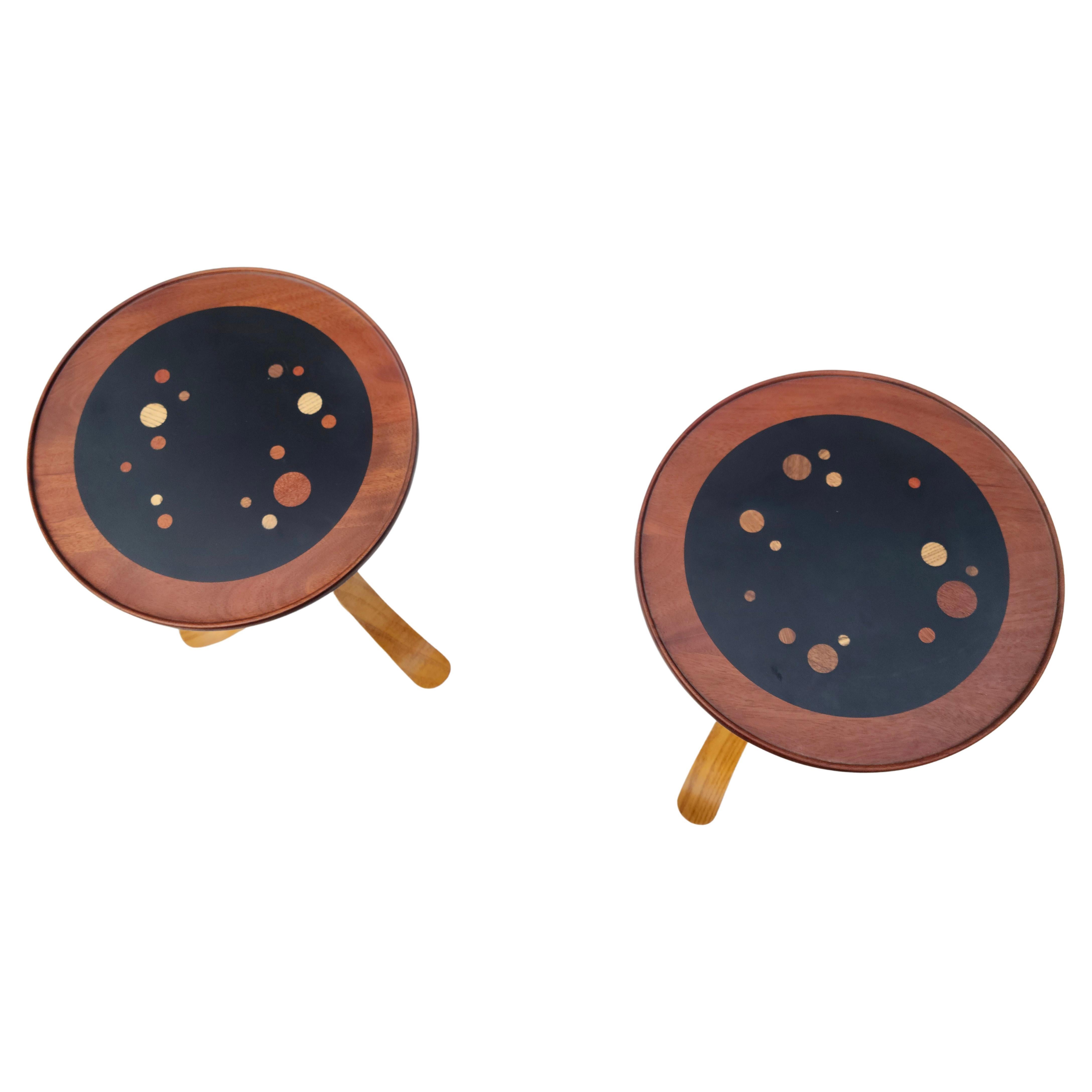 Paire de tables tripodes Constellation en noyer et frêne dans le style d'Edward Wormley en vente 7