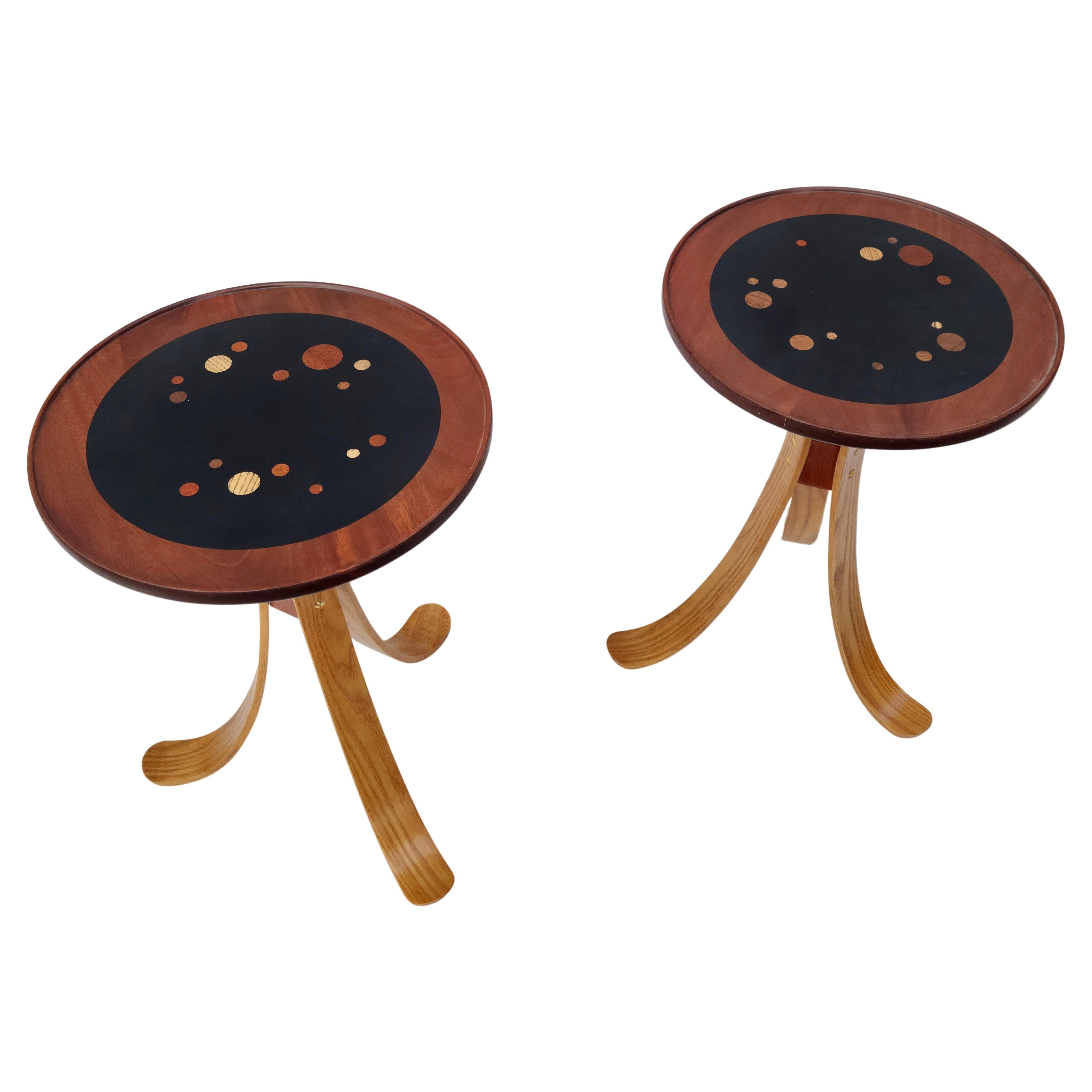 Paire de tables tripodes Constellation en noyer et frêne dans le style d'Edward Wormley en vente 8