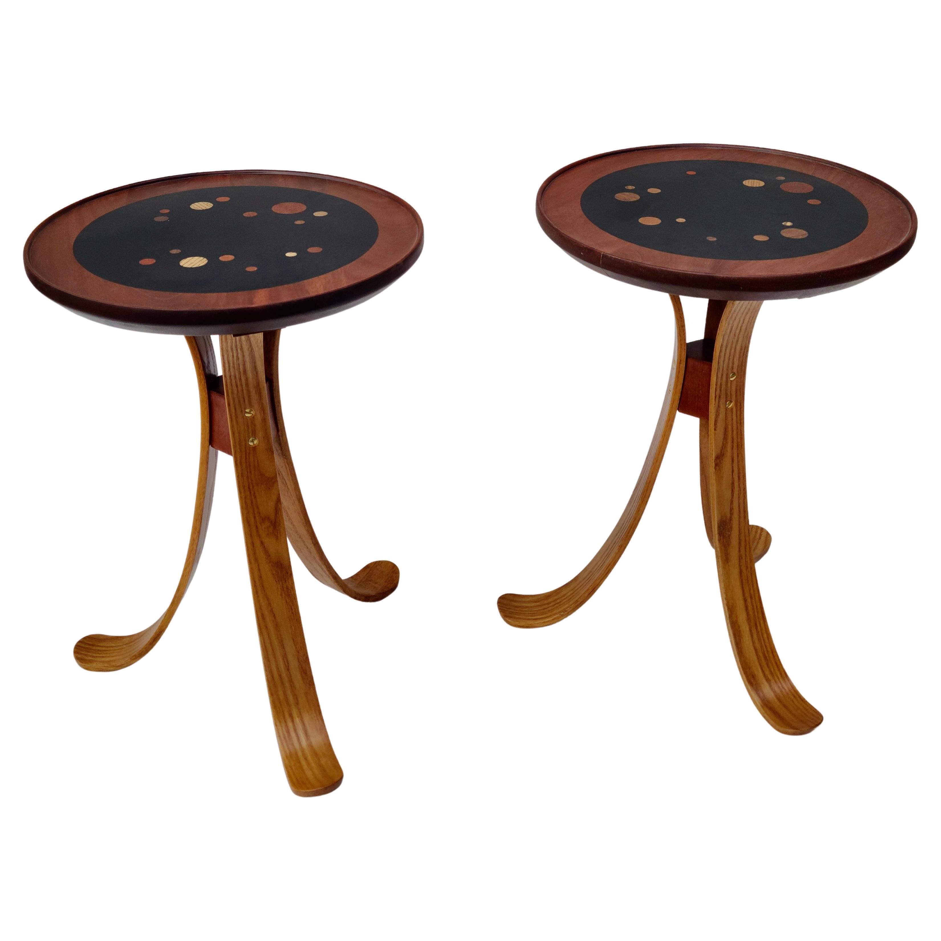 Paire de tables tripodes Constellation en noyer et frêne dans le style d'Edward Wormley en vente 10