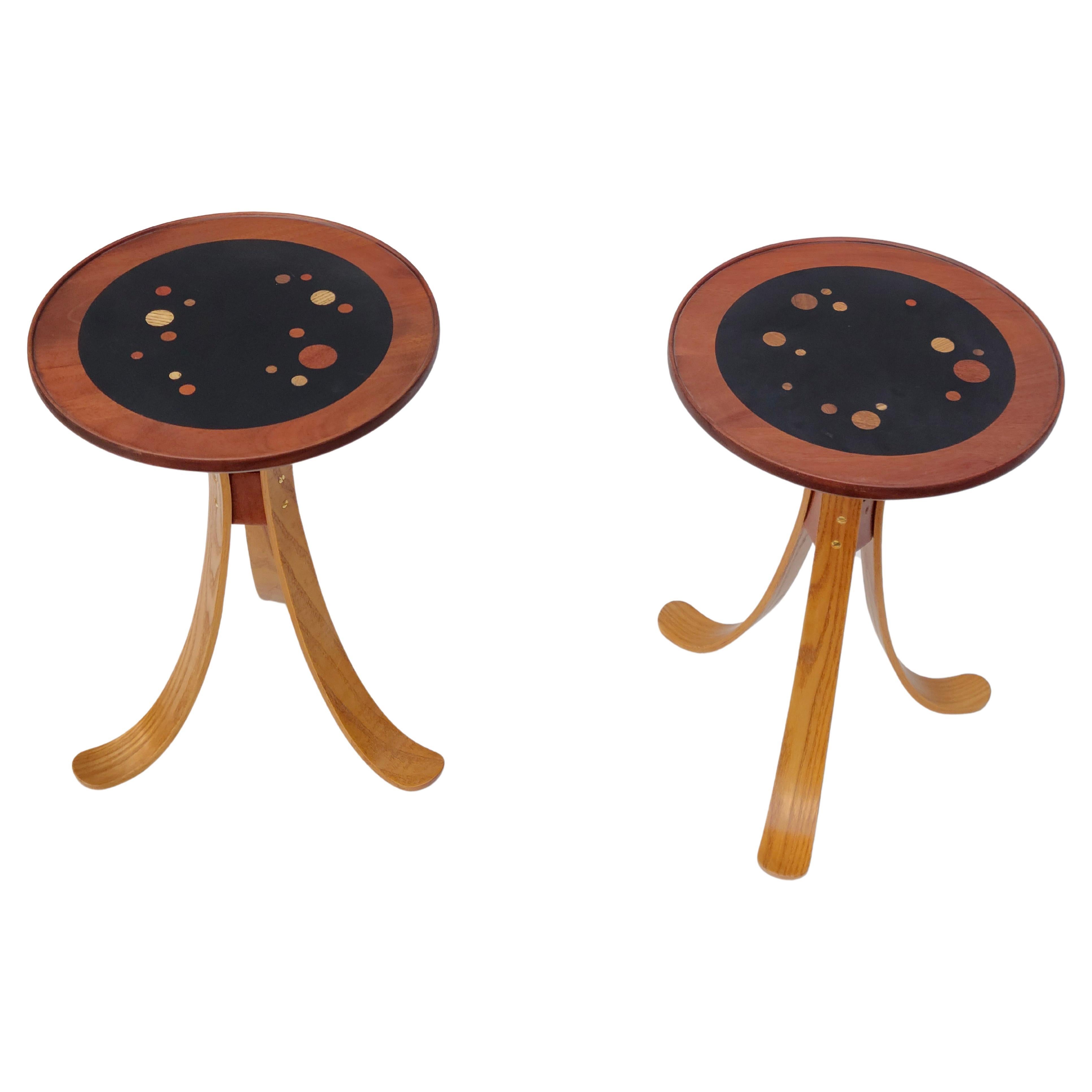 Paire de tables de cocktail Tripod avec plateau Constellation.
Plateau en noyer et pieds en frêne.
Fabriqué dans l'Indiana pour une entreprise de meubles modernes.
D'après un design d'Edward Wormley.