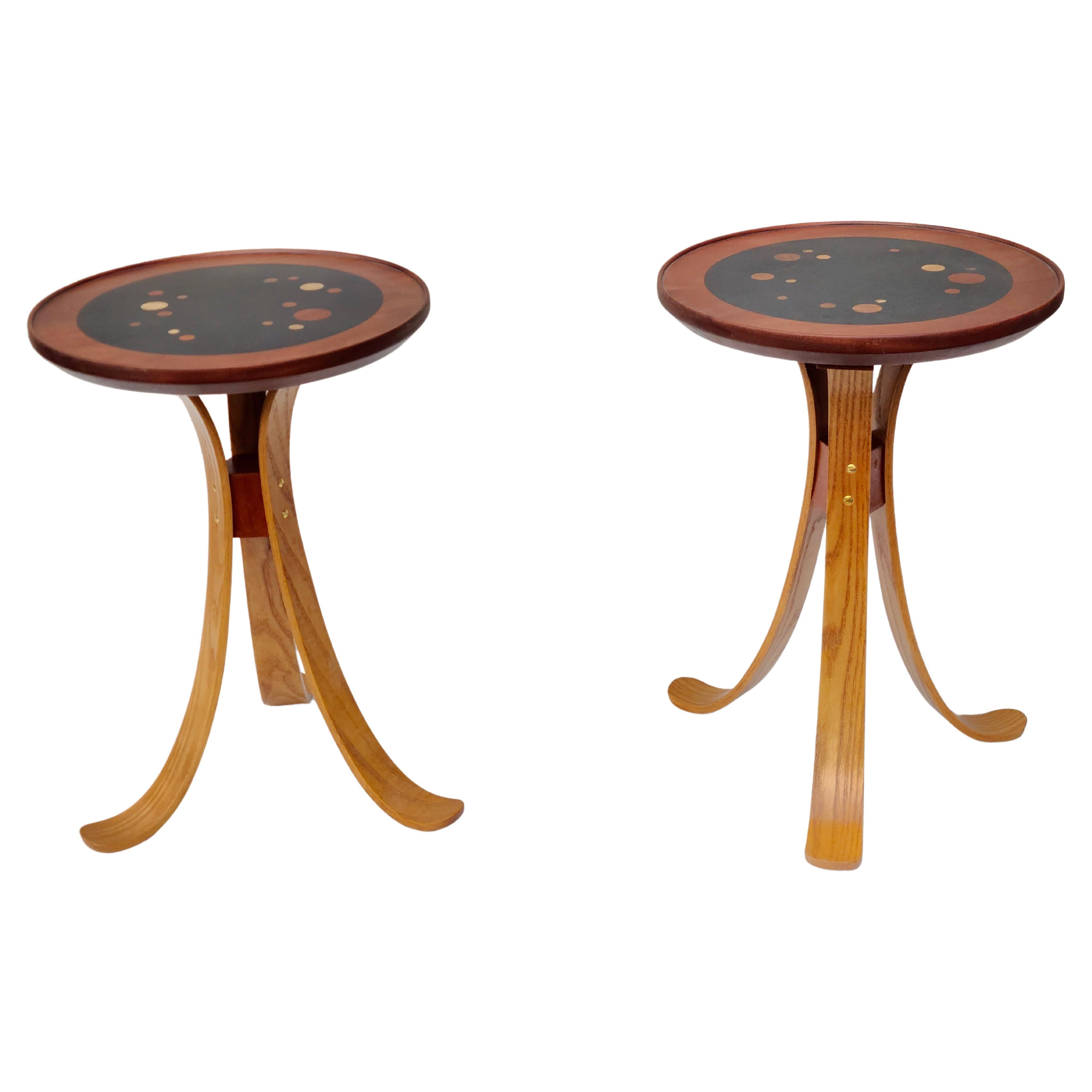 Paire de tables tripodes Constellation en noyer et frêne dans le style d'Edward Wormley Bon état - En vente à Fraser, MI