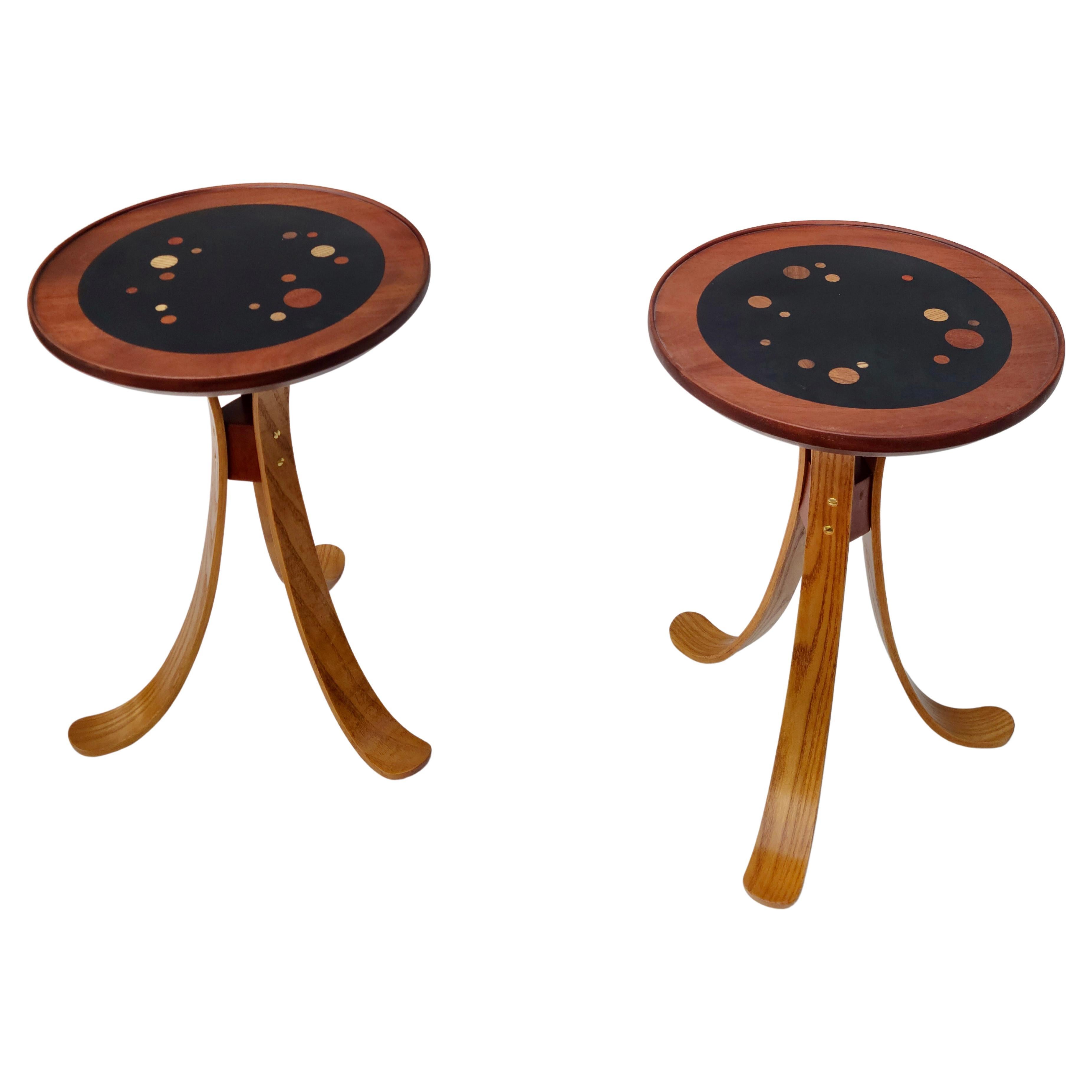 XXIe siècle et contemporain Paire de tables tripodes Constellation en noyer et frêne dans le style d'Edward Wormley en vente