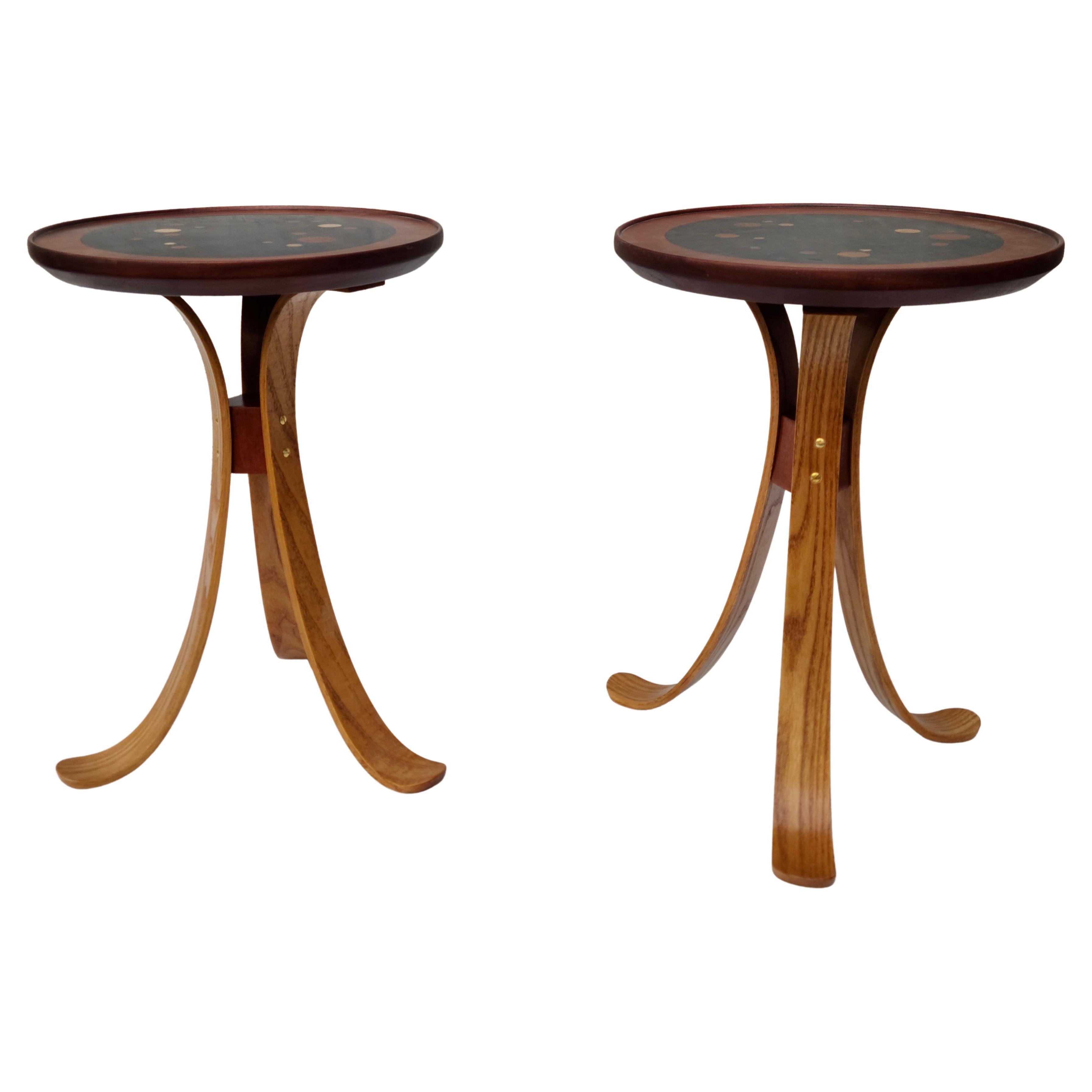 Noyer Paire de tables tripodes Constellation en noyer et frêne dans le style d'Edward Wormley en vente
