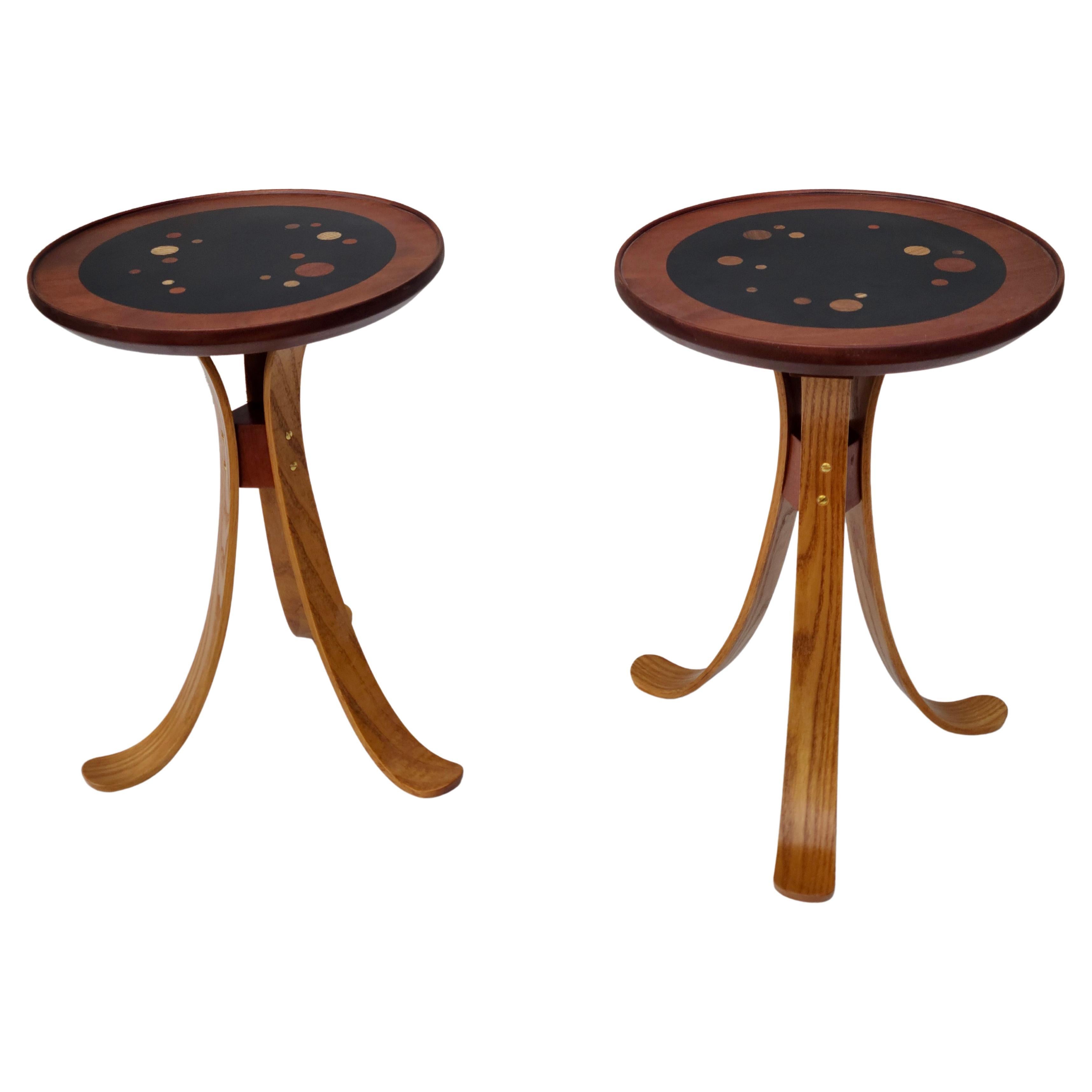 Paire de tables tripodes Constellation en noyer et frêne dans le style d'Edward Wormley en vente 1
