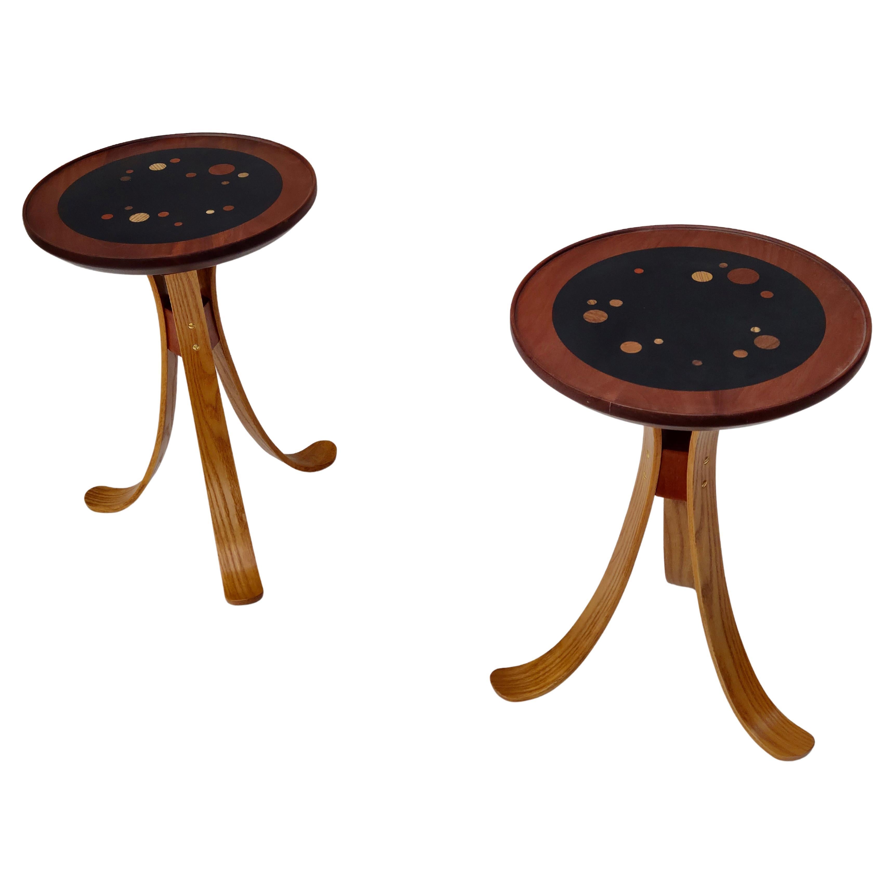 Paire de tables tripodes Constellation en noyer et frêne dans le style d'Edward Wormley en vente 2
