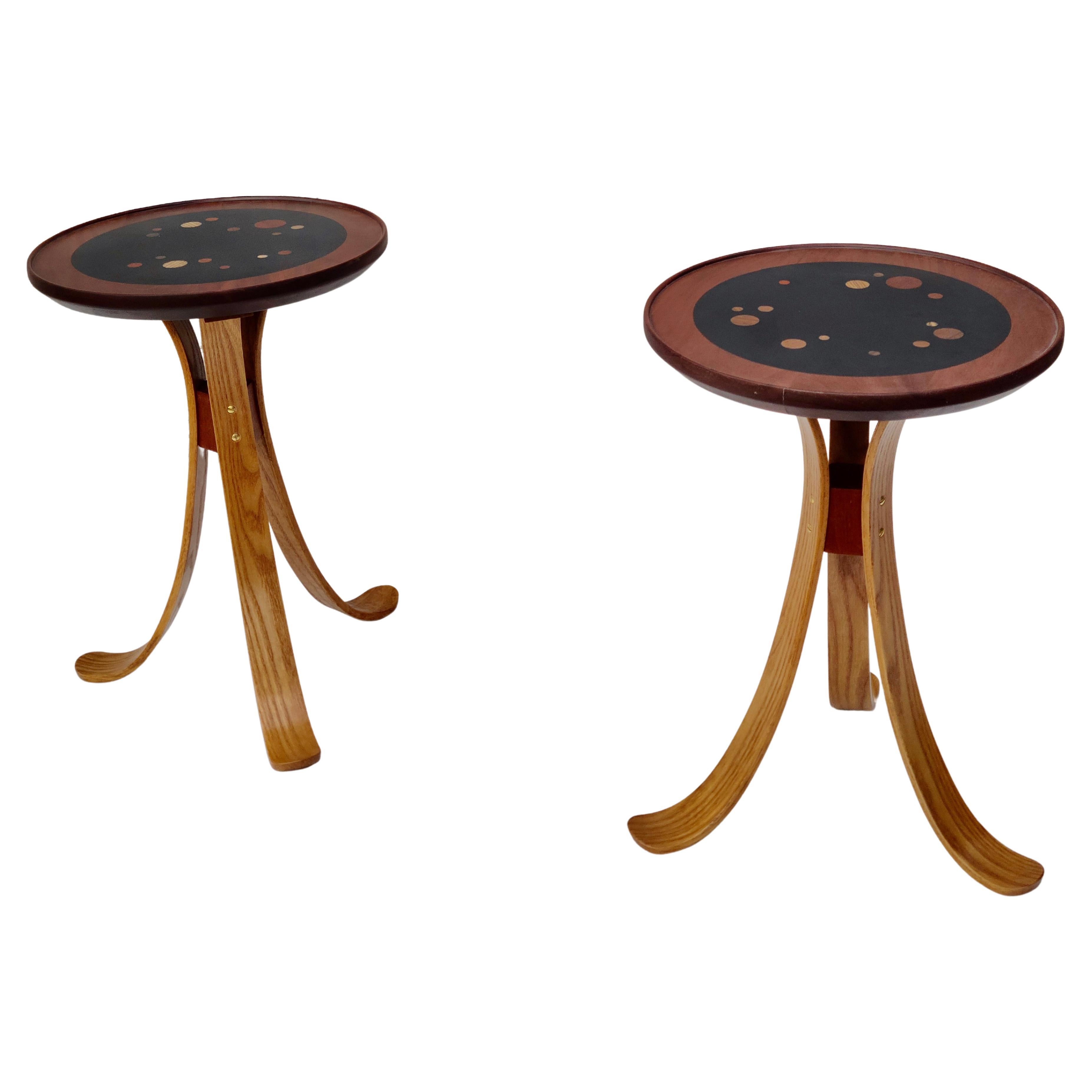 Paire de tables tripodes Constellation en noyer et frêne dans le style d'Edward Wormley en vente 3