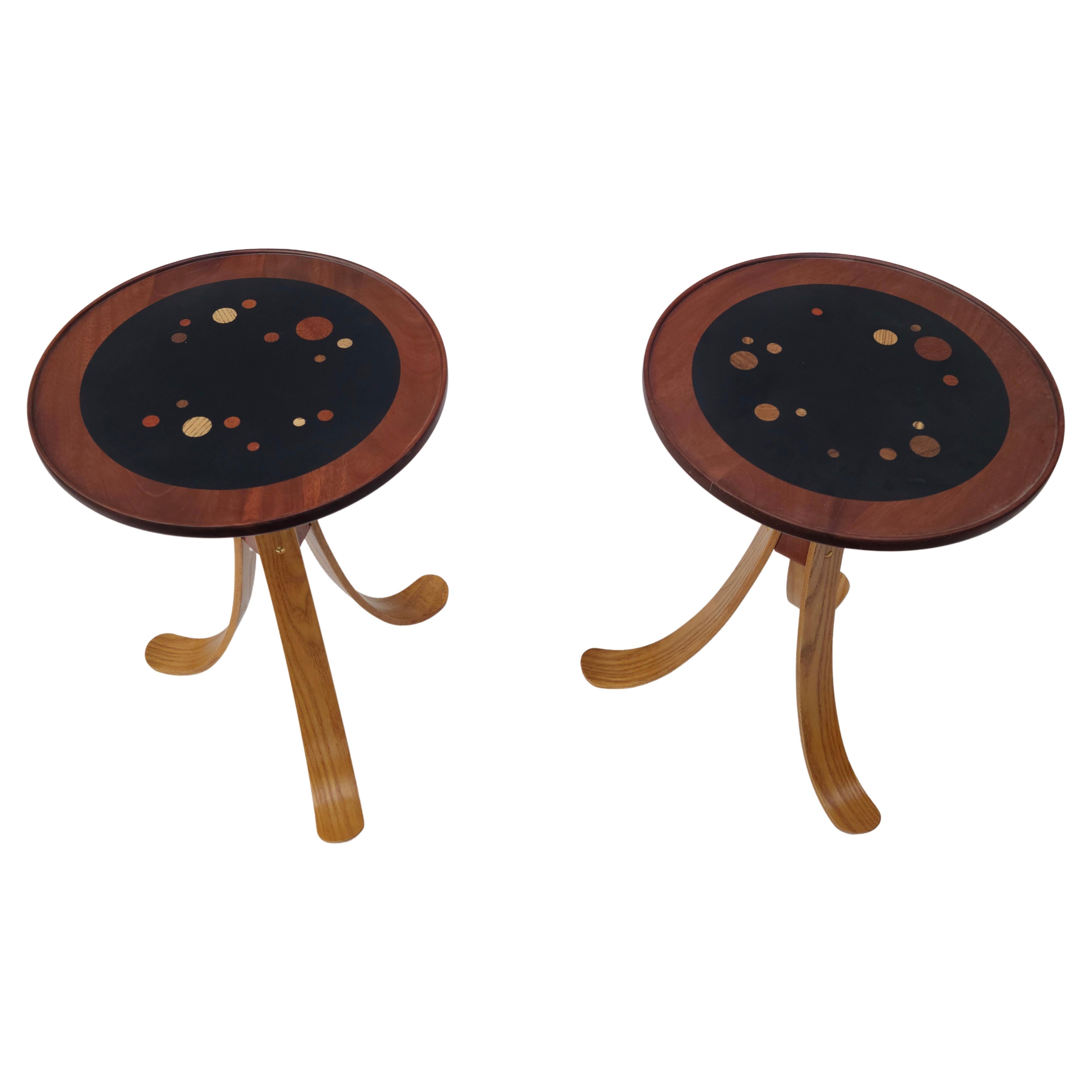 Paire de tables tripodes Constellation en noyer et frêne dans le style d'Edward Wormley en vente 4
