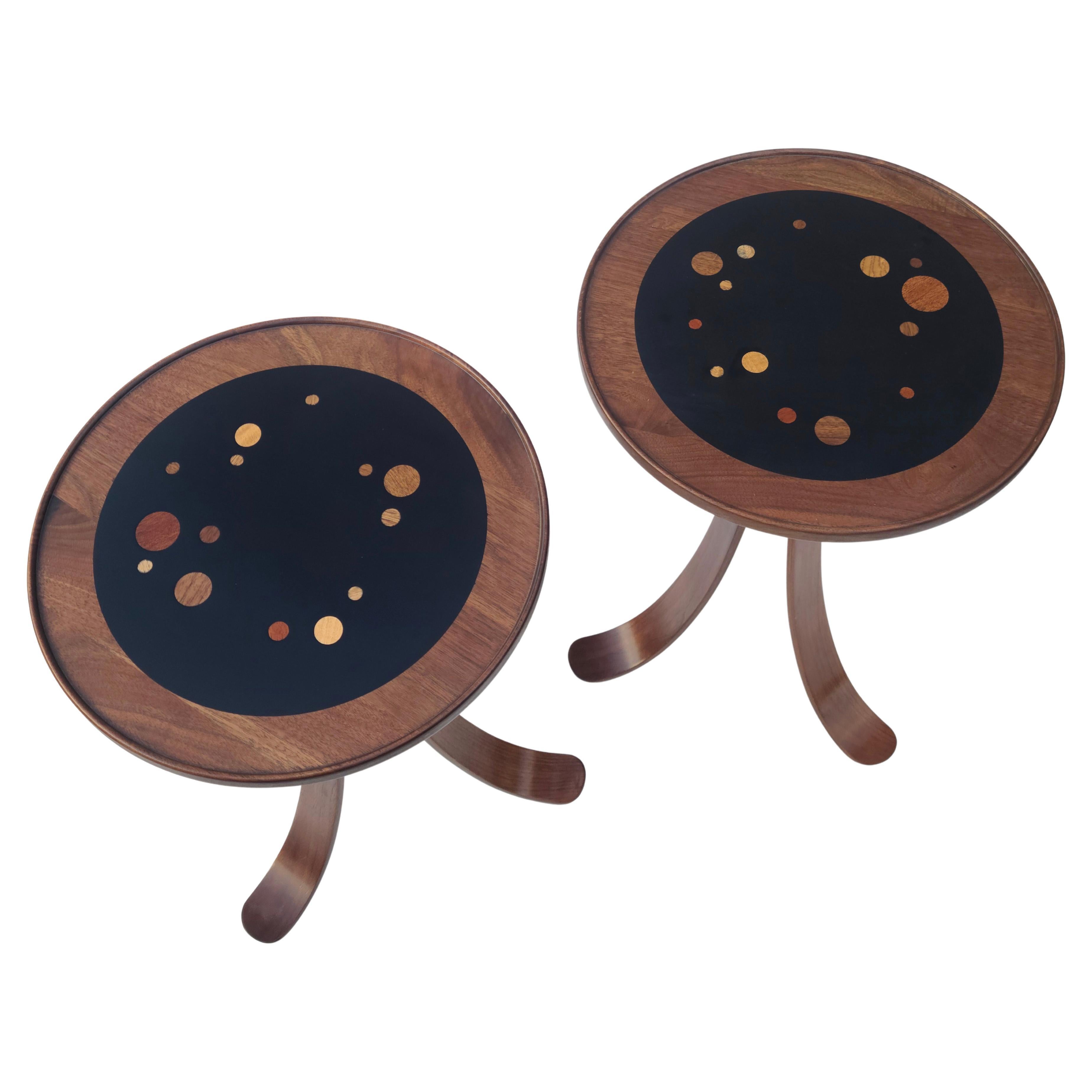 Paire de tables tripodes Constellation en noyer dans le style d'Edward Wormley Bon état - En vente à Fraser, MI