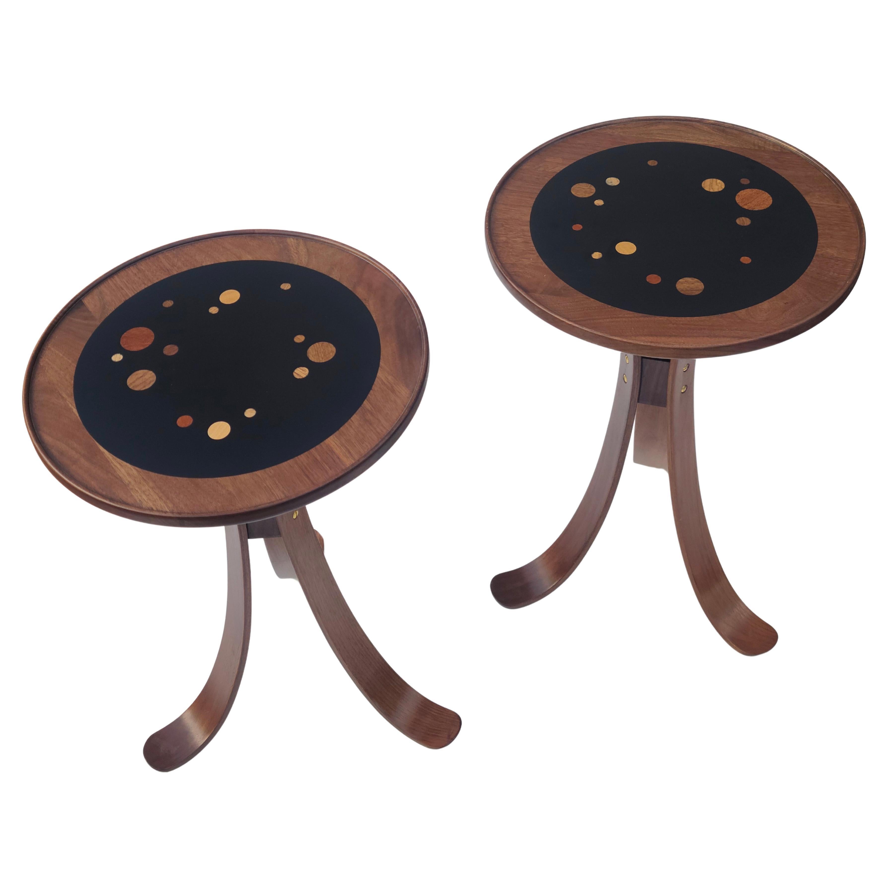 XXIe siècle et contemporain Paire de tables tripodes Constellation en noyer dans le style d'Edward Wormley en vente