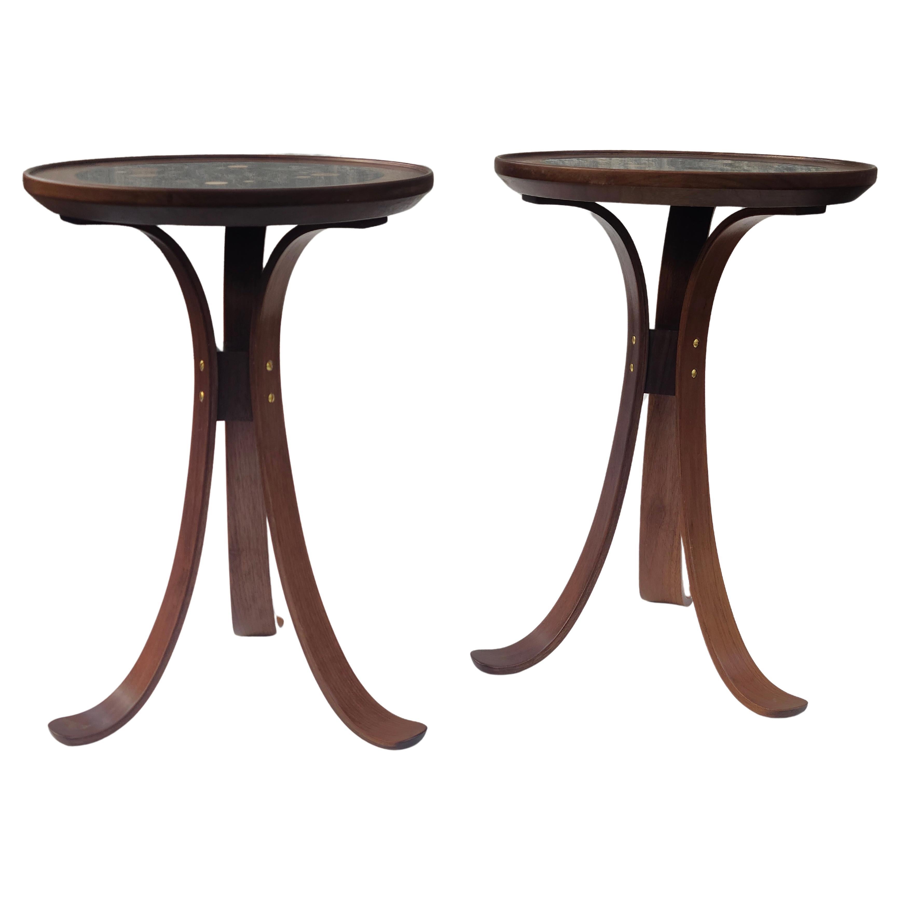Noyer Paire de tables tripodes Constellation en noyer dans le style d'Edward Wormley en vente