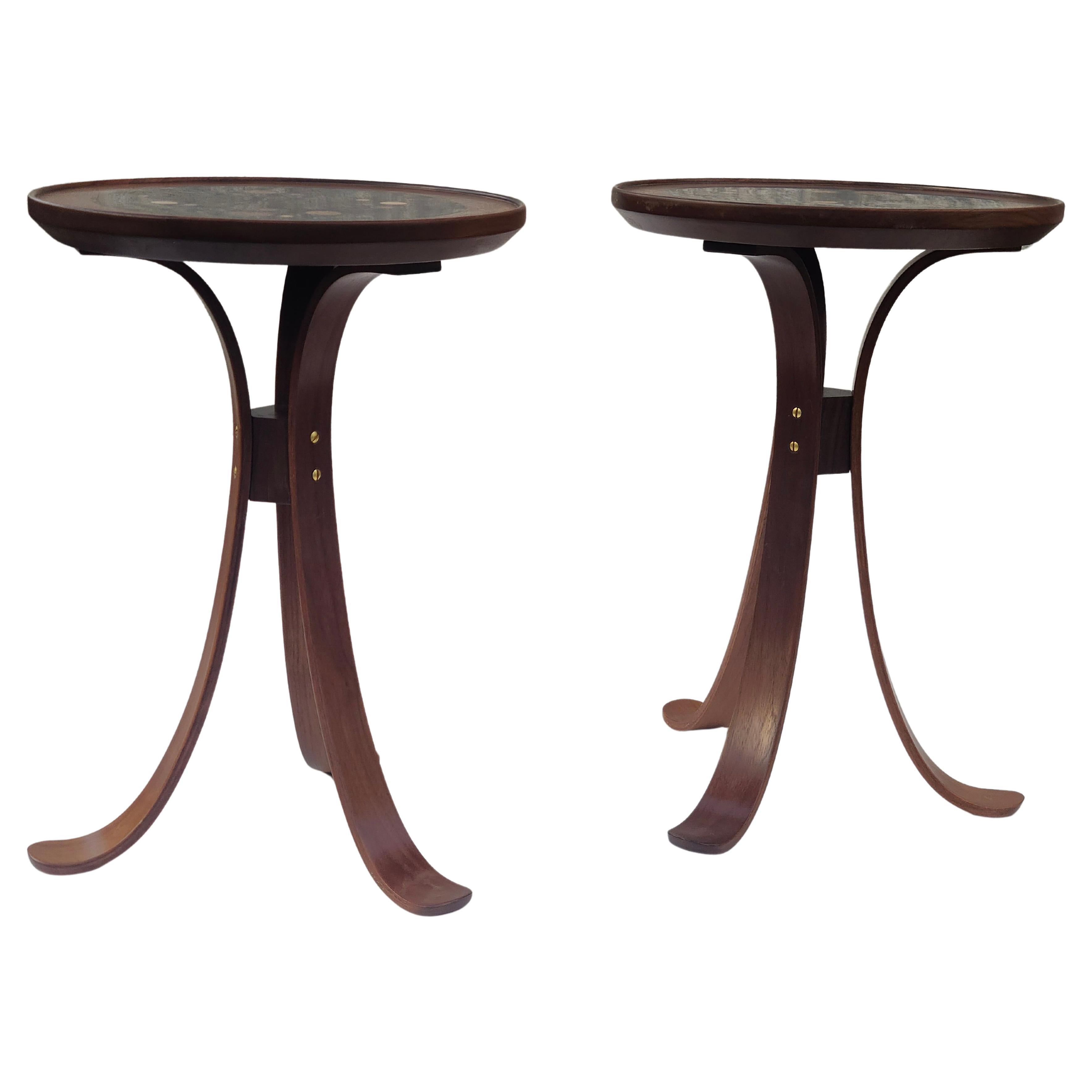 Paire de tables tripodes Constellation en noyer dans le style d'Edward Wormley en vente 1