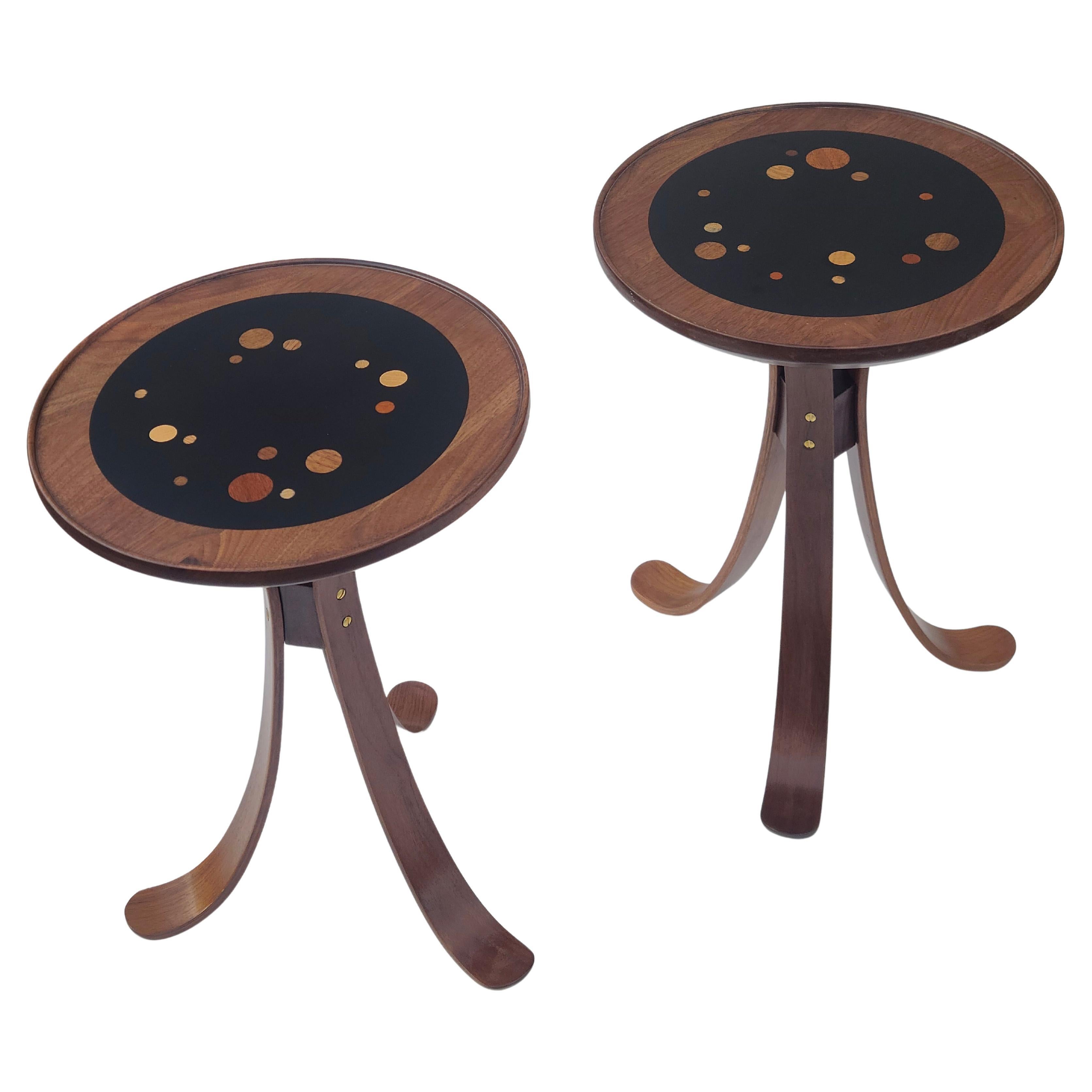 Paire de tables tripodes Constellation en noyer dans le style d'Edward Wormley en vente 2