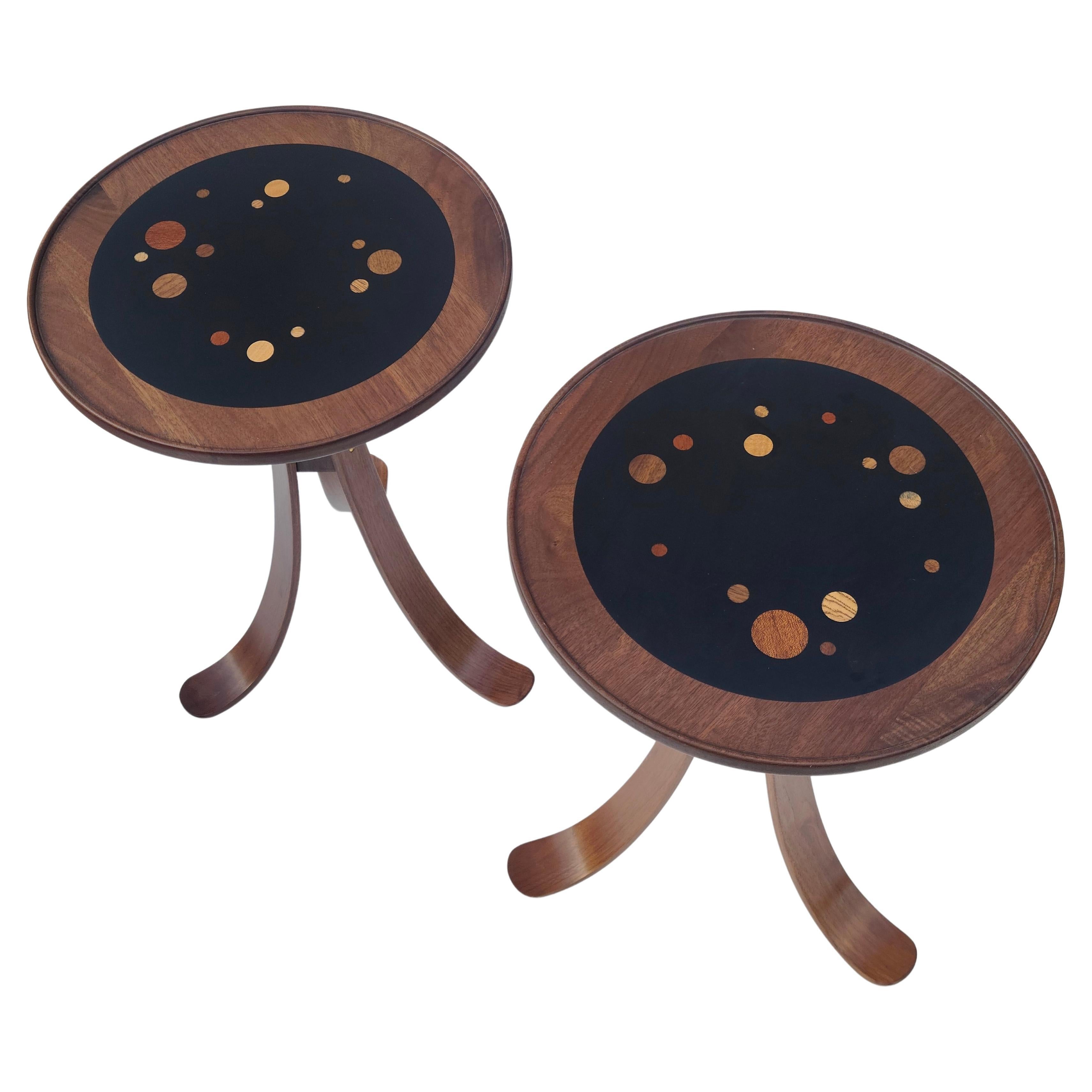 Paire de tables tripodes Constellation en noyer dans le style d'Edward Wormley en vente 3