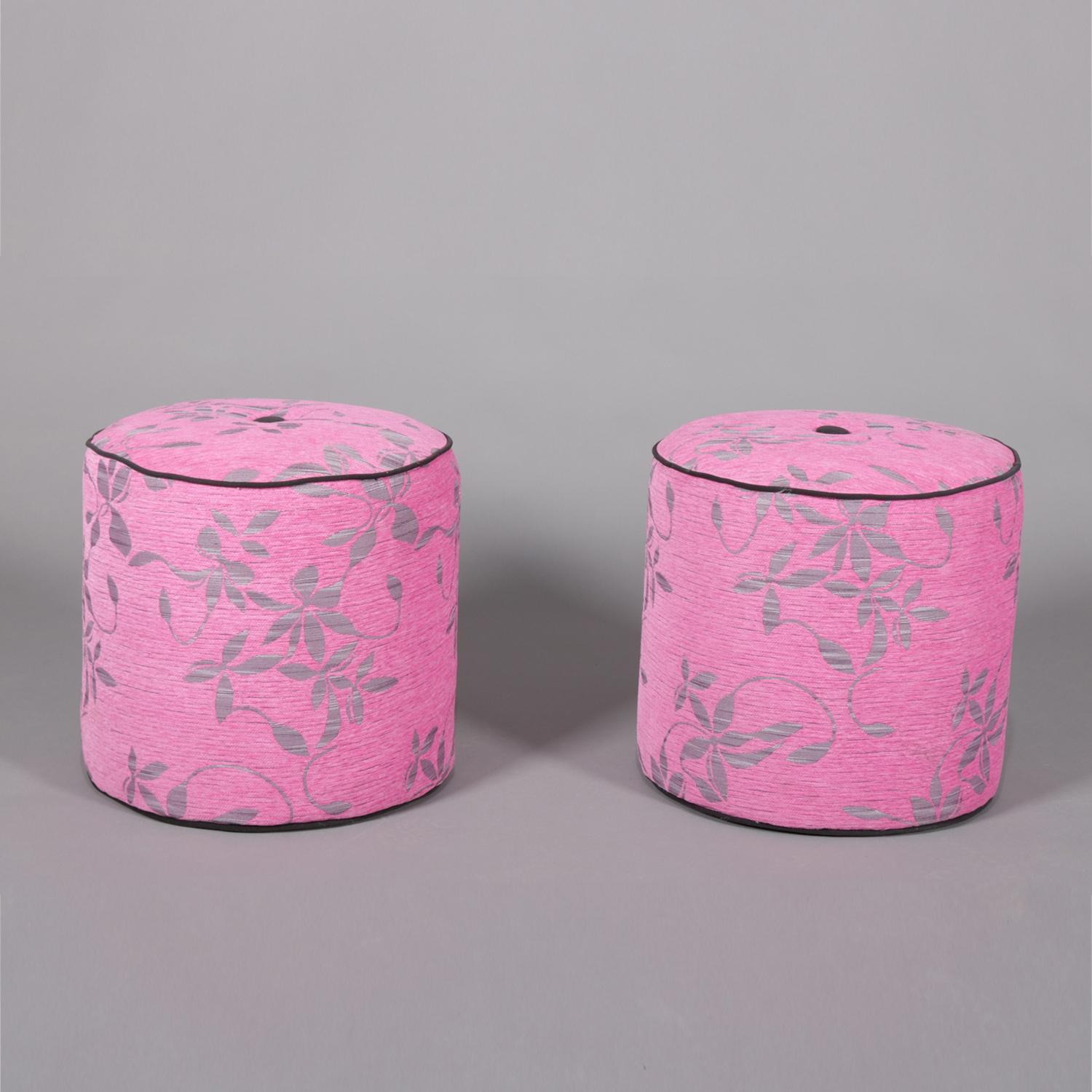 Pair of Contemporary Aesthetic Movement Style Fuschia Upholstered Ottomans (Französisch)