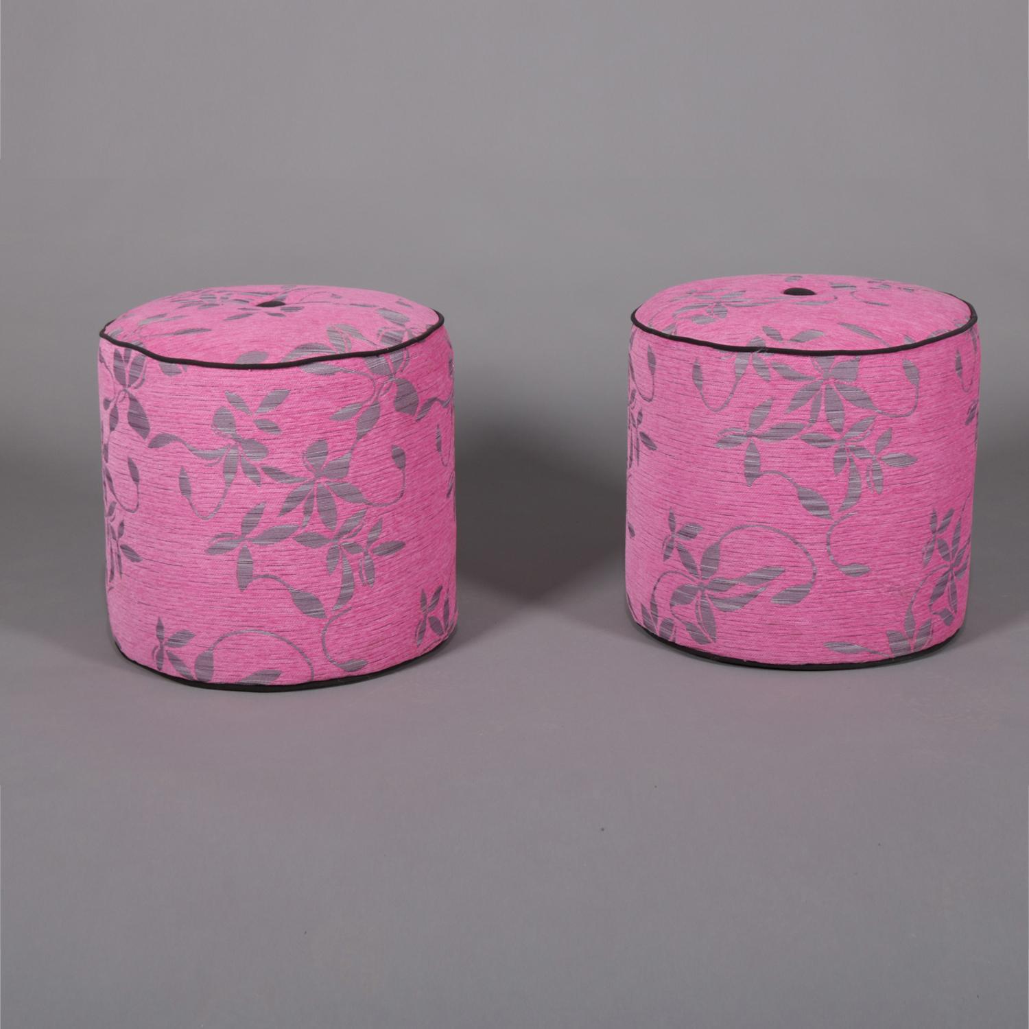 Pair of Contemporary Aesthetic Movement Style Fuschia Upholstered Ottomans im Zustand „Gut“ in Big Flats, NY