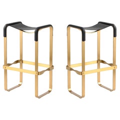 Paire de tabourets de bar contemporains en métal laiton vieilli et cuir noir