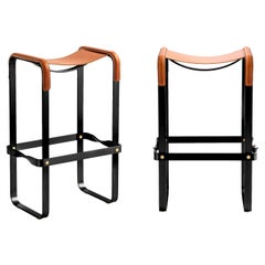 Paire de tabourets de bar contemporains métal fumé noir et cuir tabac naturel