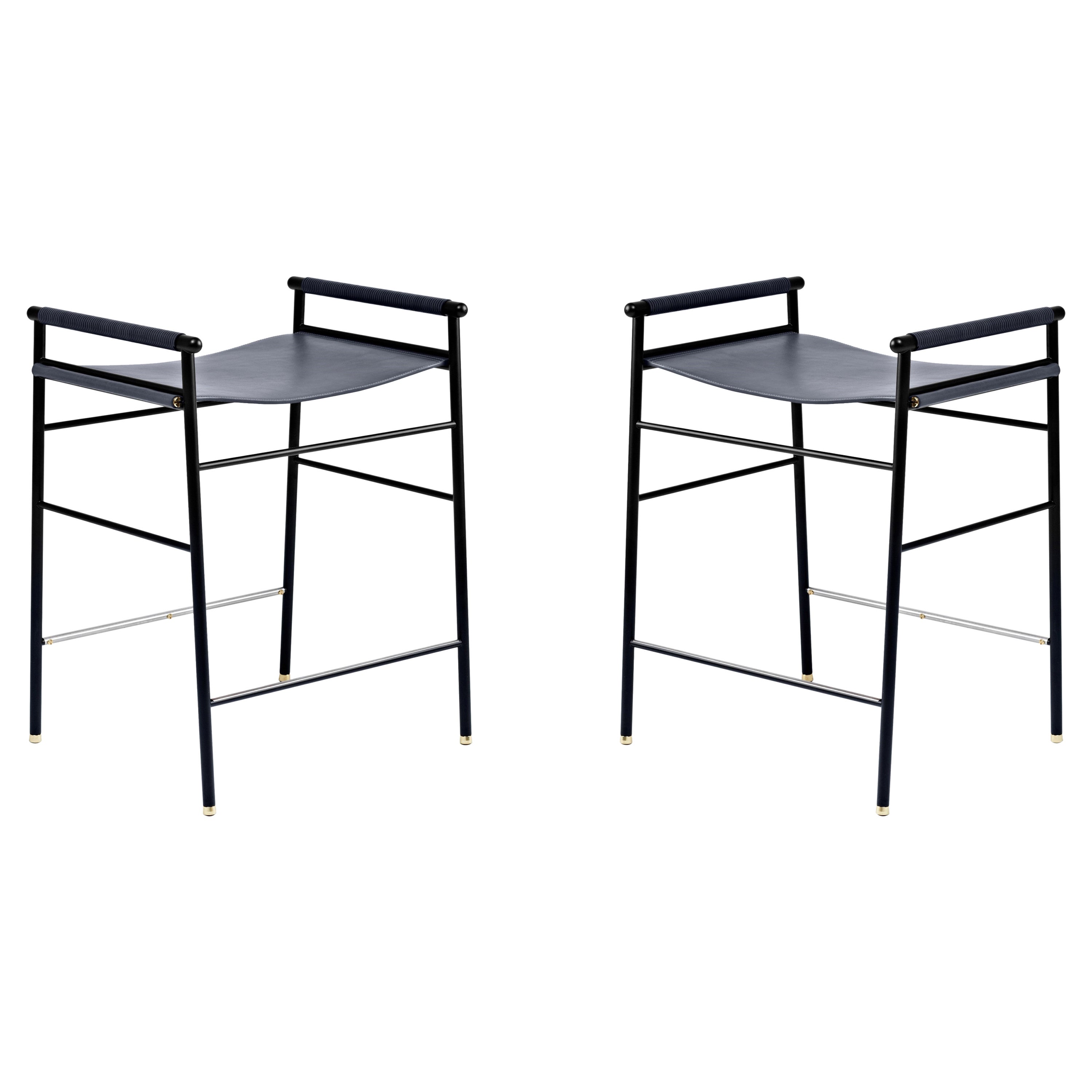 Paire de tabourets de bar classiques contemporains en cuir bleu marine et métal en caoutchouc noir